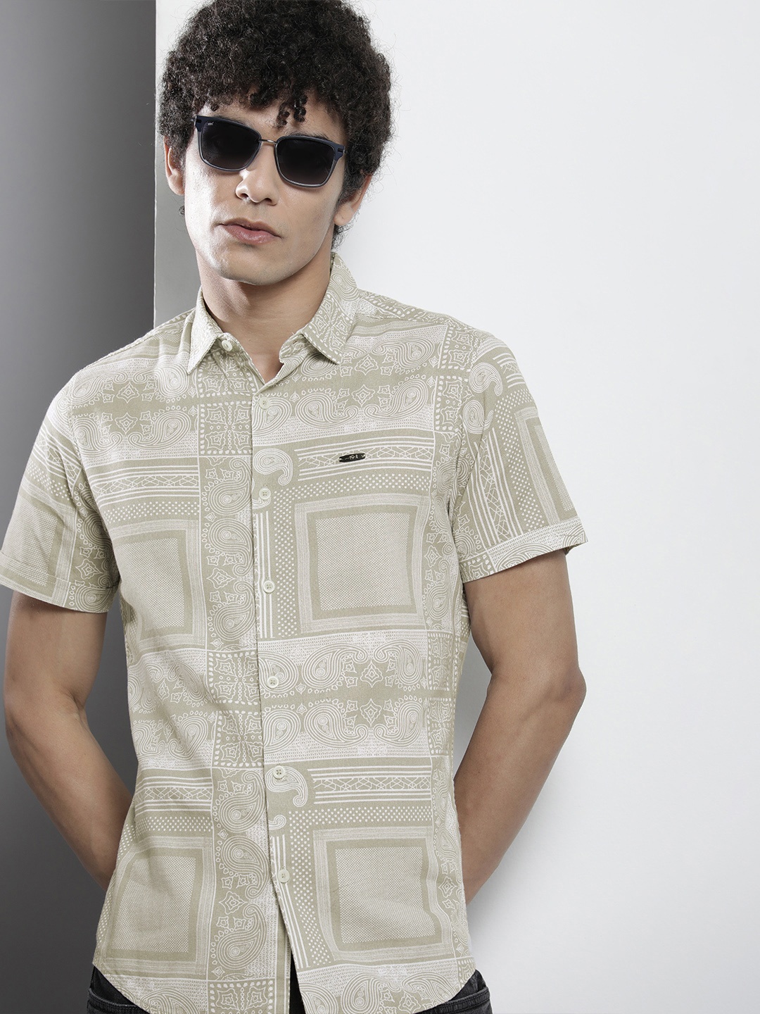 

The Indian Garage Co Men White & Beige Printed Casual Shirt