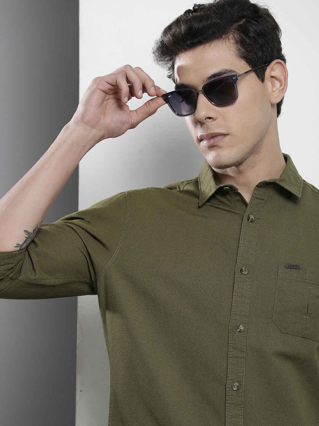 

The Indian Garage Co Men Olive Green Cotton Casual Shirt