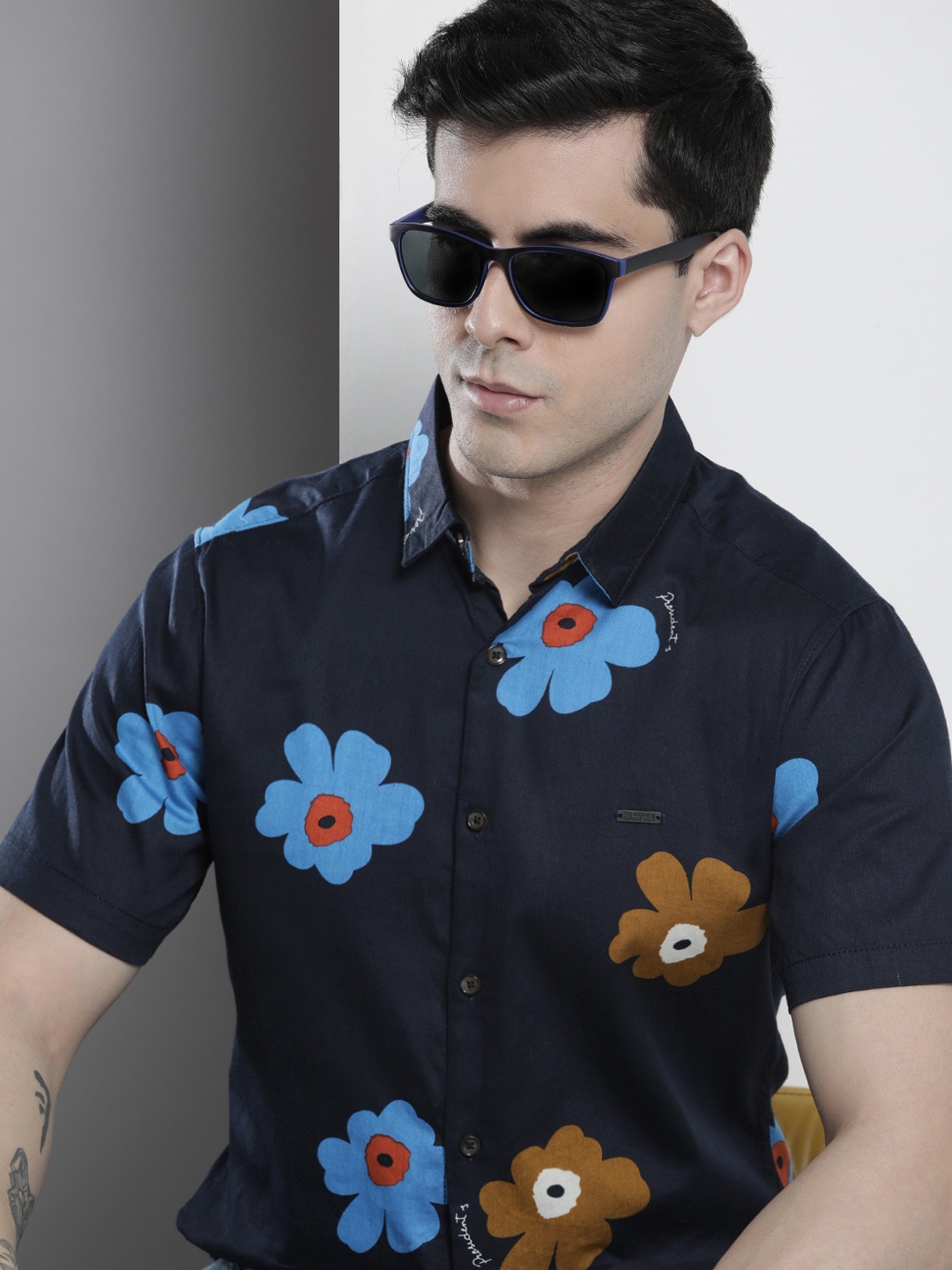 

The Indian Garage Co Men Regular Fit Floral Printed Resortwear Shirt, Navy blue