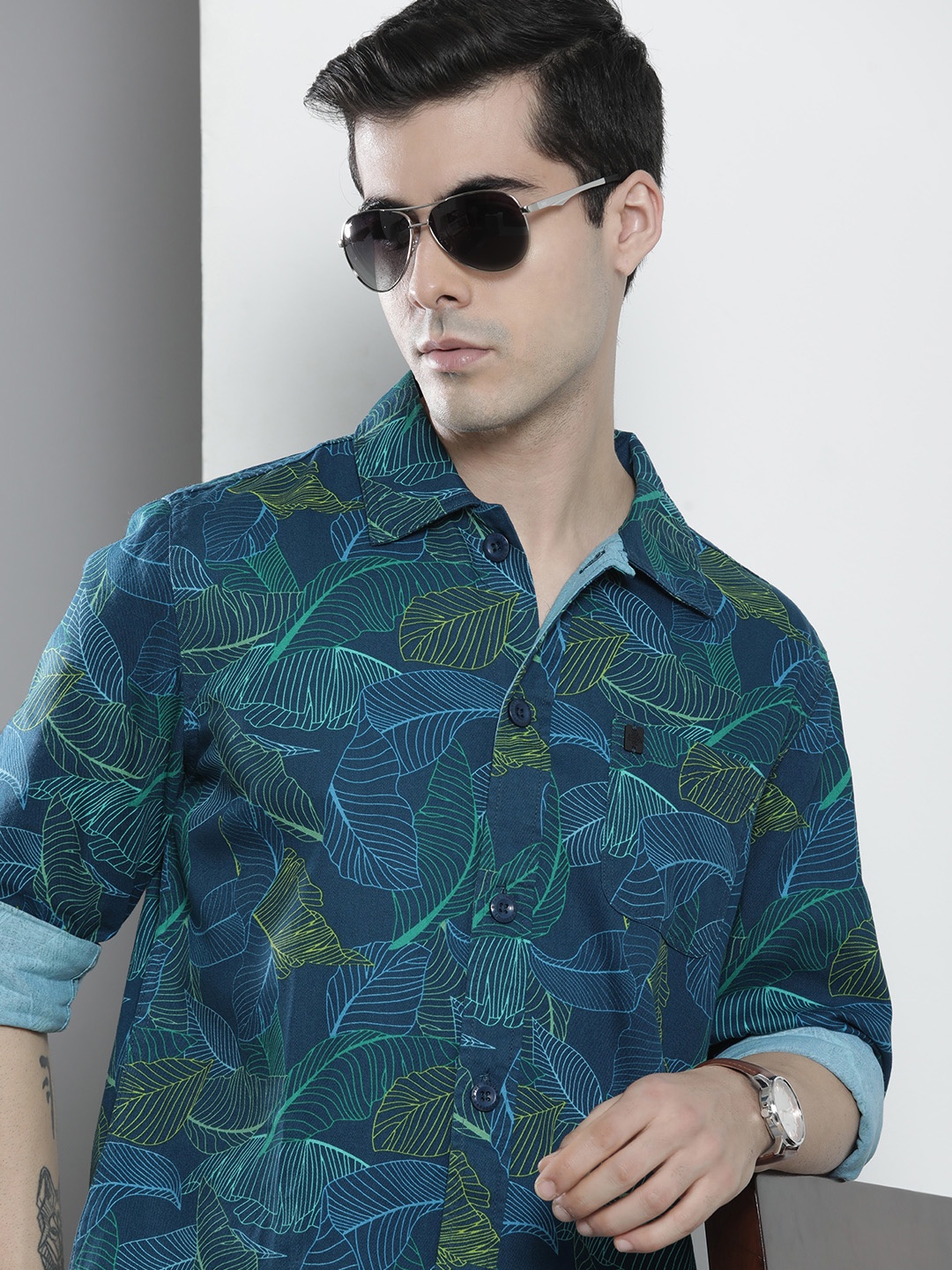 

The Indian Garage Co Men Blue Tropical Printed Casual Shirt