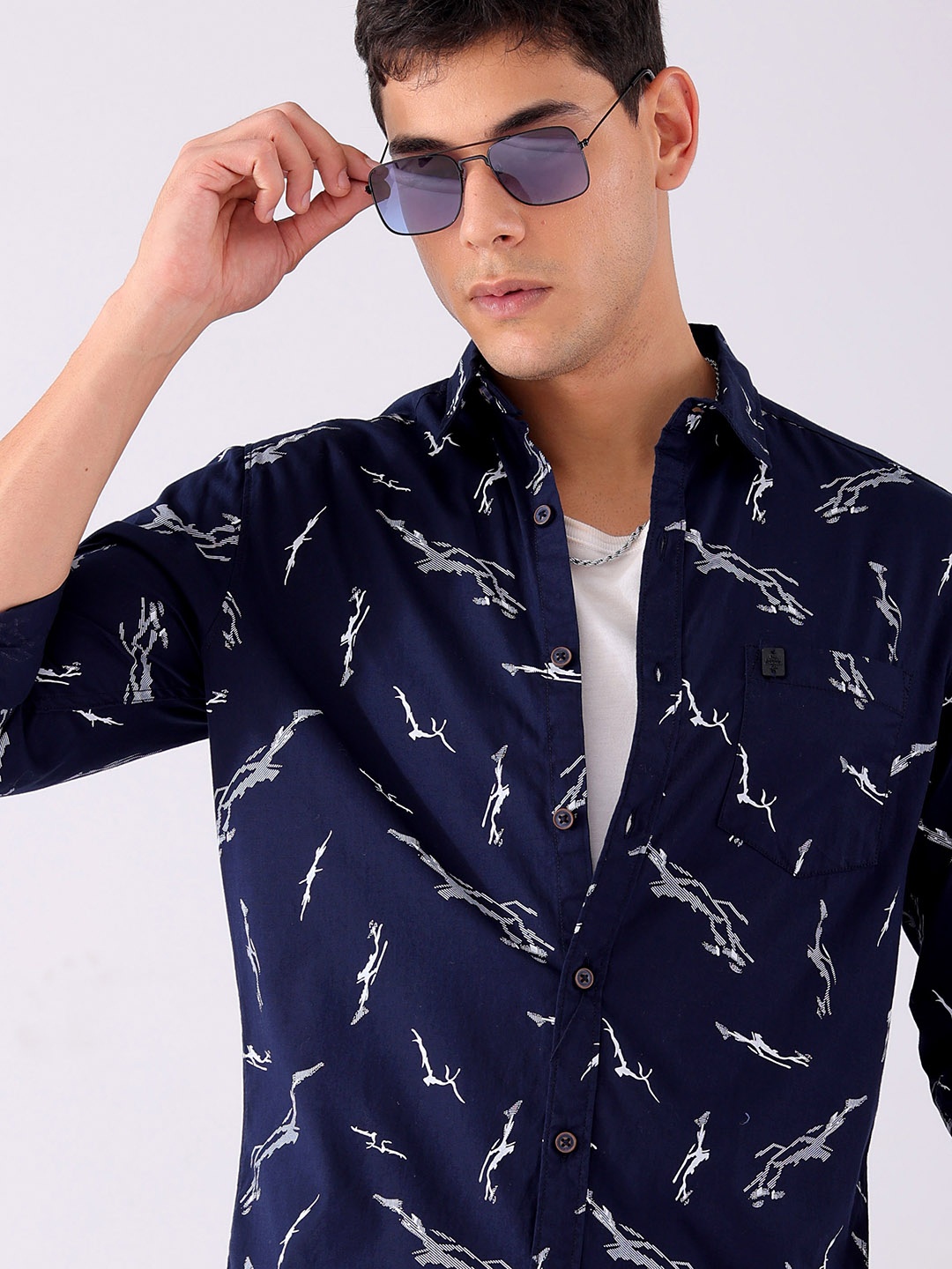 

The Indian Garage Co Men Navy Blue & White Printed Cotton Casual Shirt