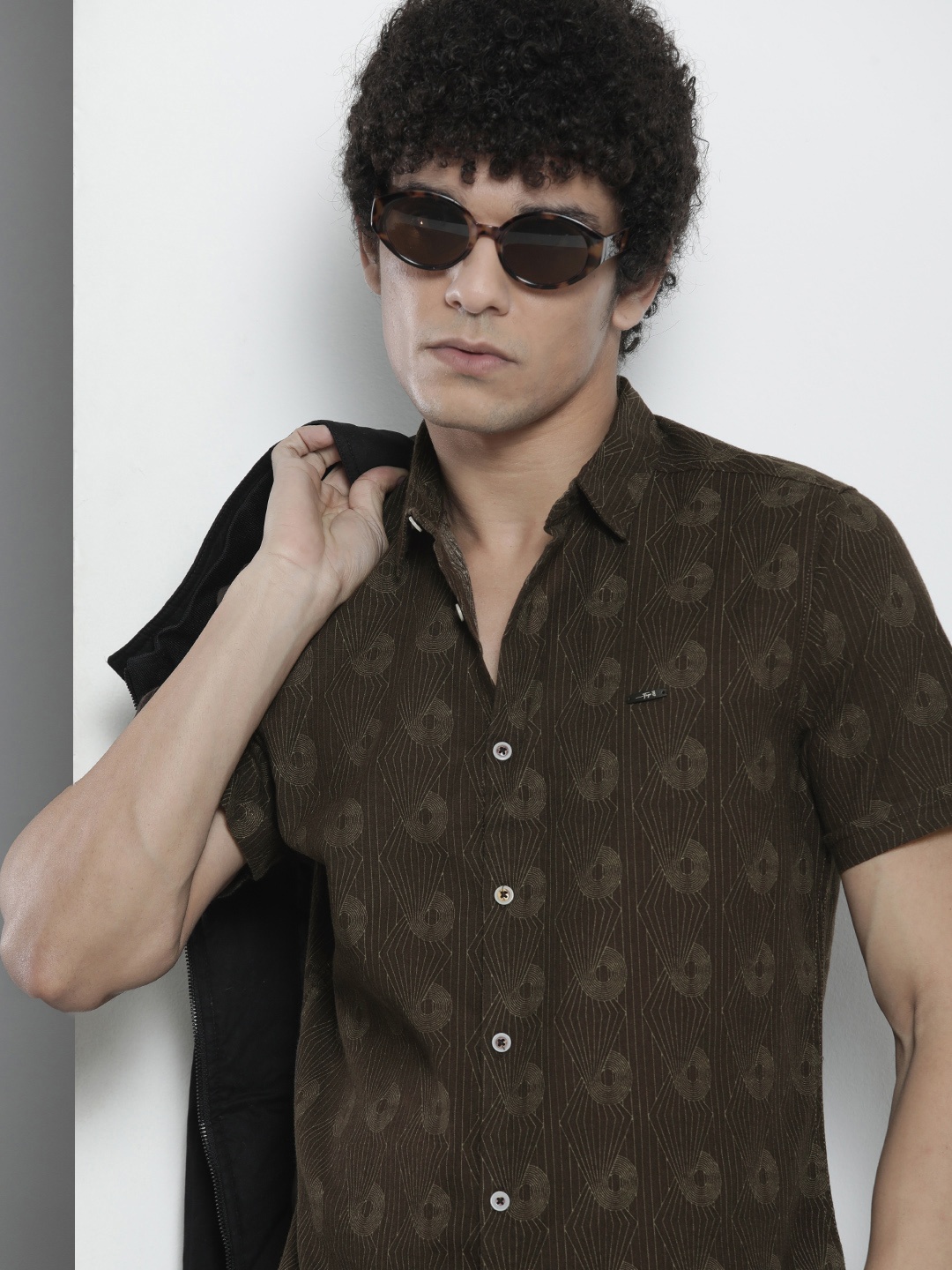 

The Indian Garage Co Men Brown Geometric Printed Casual Shirt