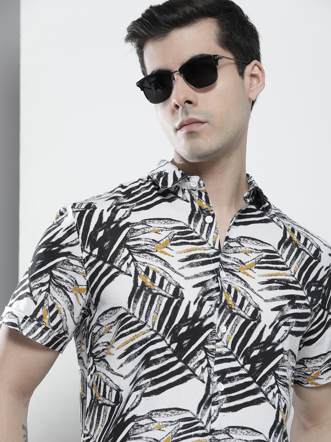 

The Indian Garage Co Men White Abstract Printed Casual Shirt