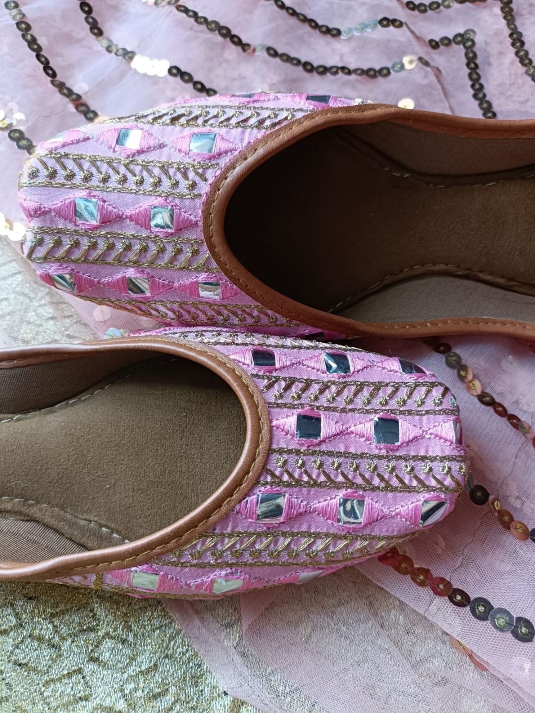 

DESI COLOUR Women Pink Ethnic Mojaris