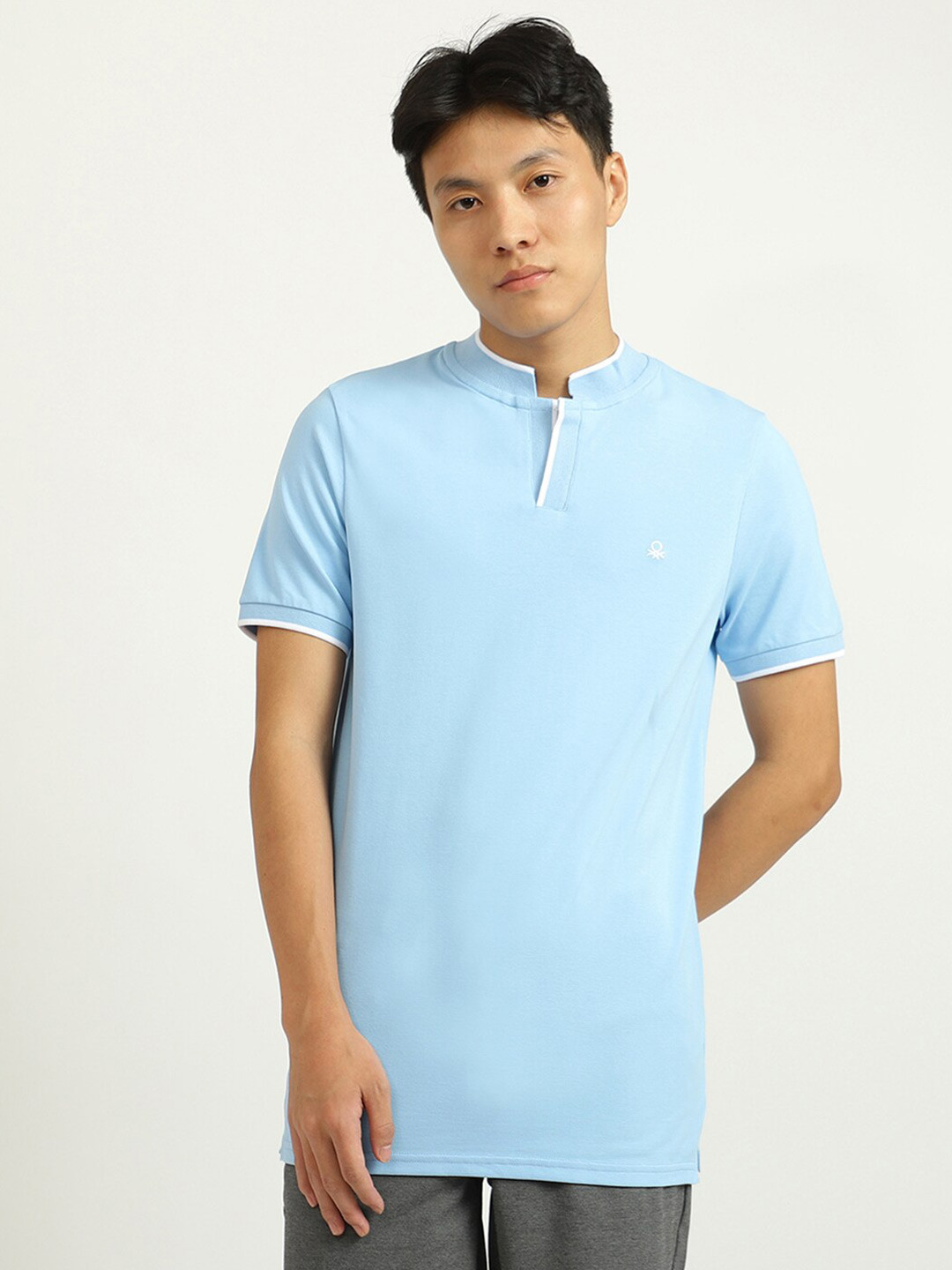 

United Colors of Benetton Men Blue Mandarin Collar Applique T-shirt
