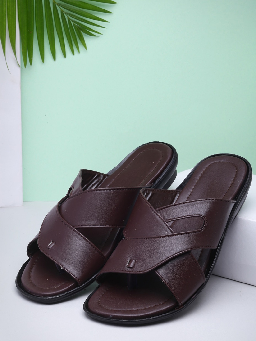 

DEAS Men Brown Textured Open Toe Flats