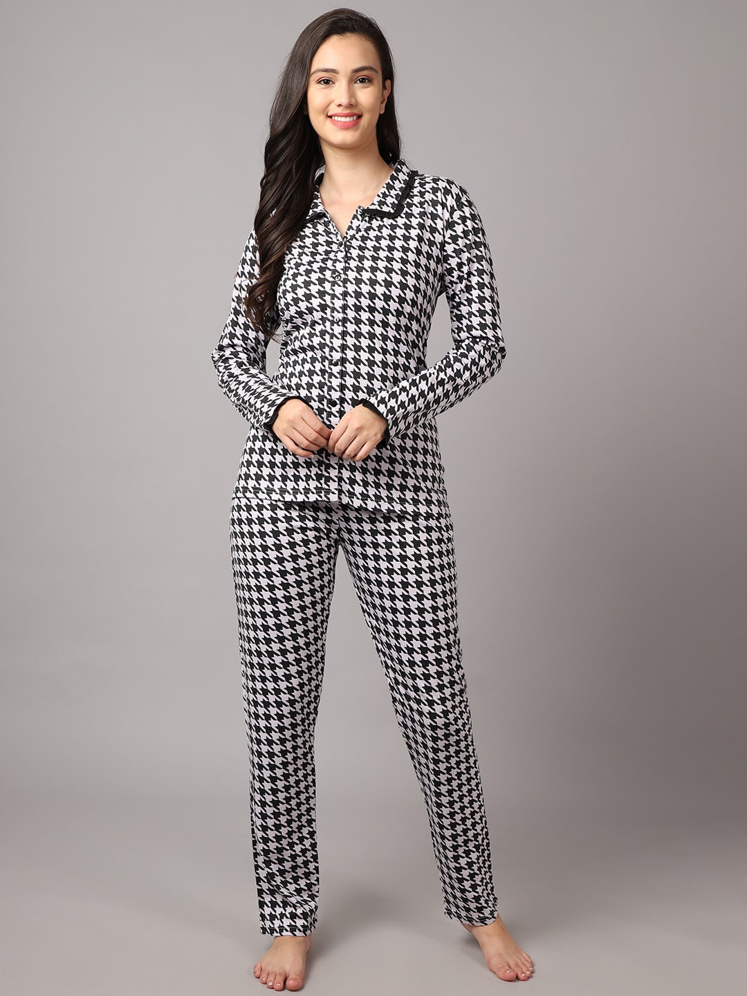 

Kanvin Women Black & White Checked Night suit