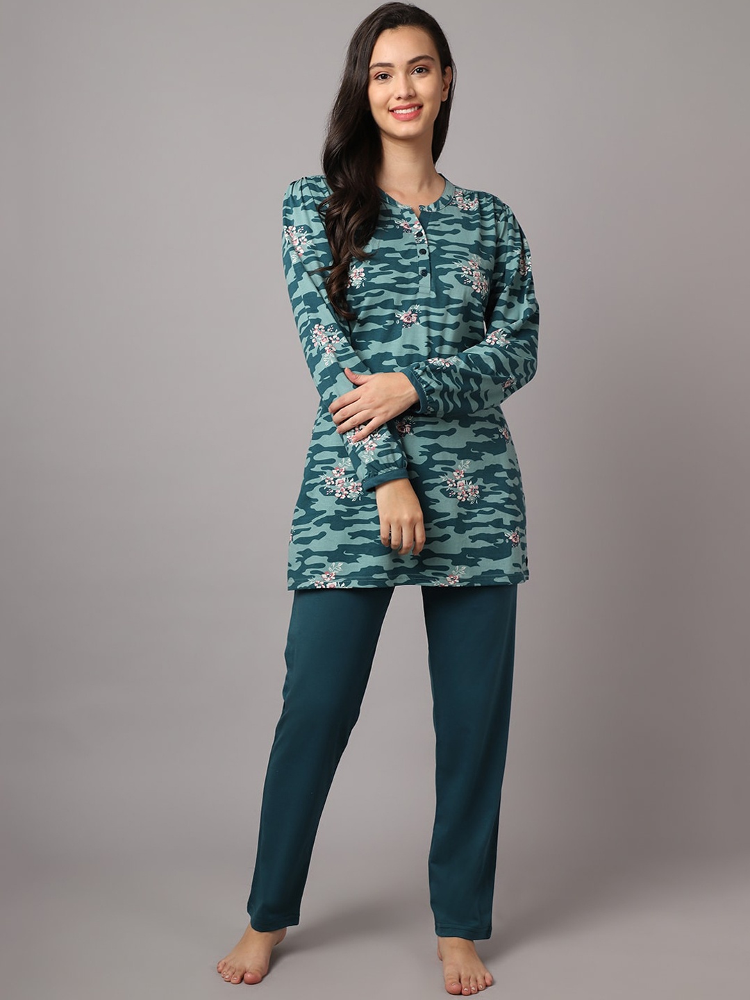 

Kanvin Women Teal & Off White Printed Night suit