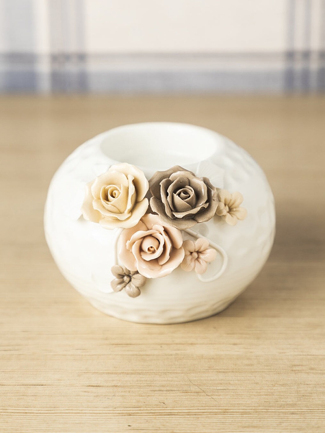 

MARKET99 White Flower Design Ceramic T-Light Candle Holder