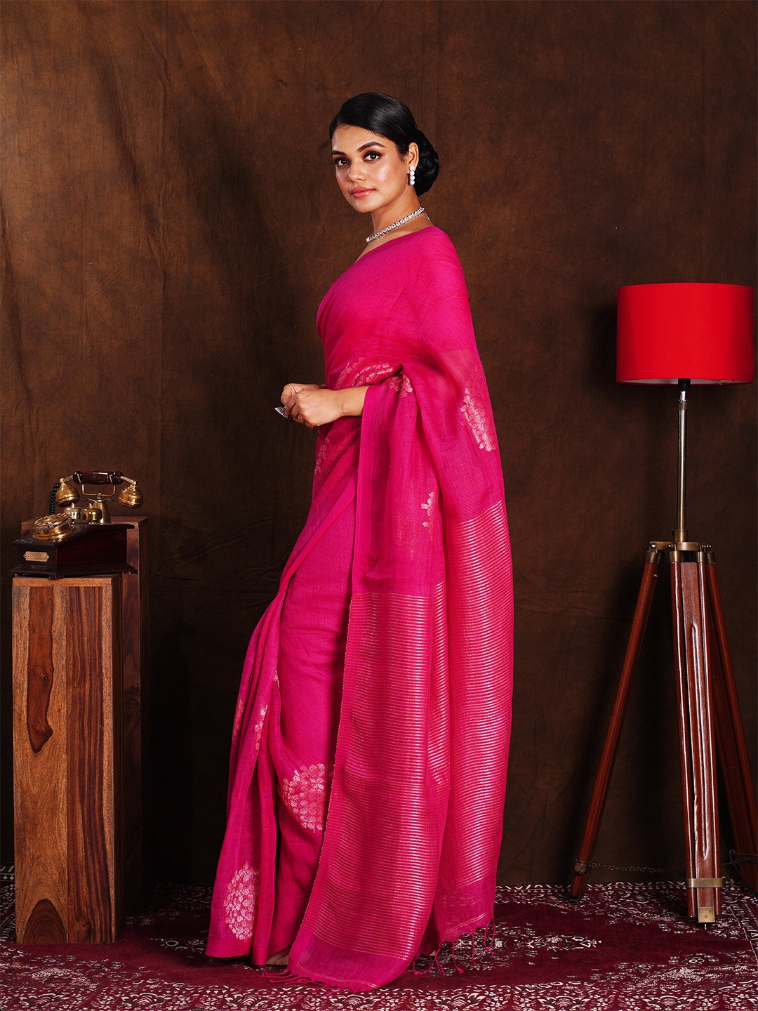 

BEATITUDE Pink & Gold-Toned Woven Design Zari Pure Linen Saree