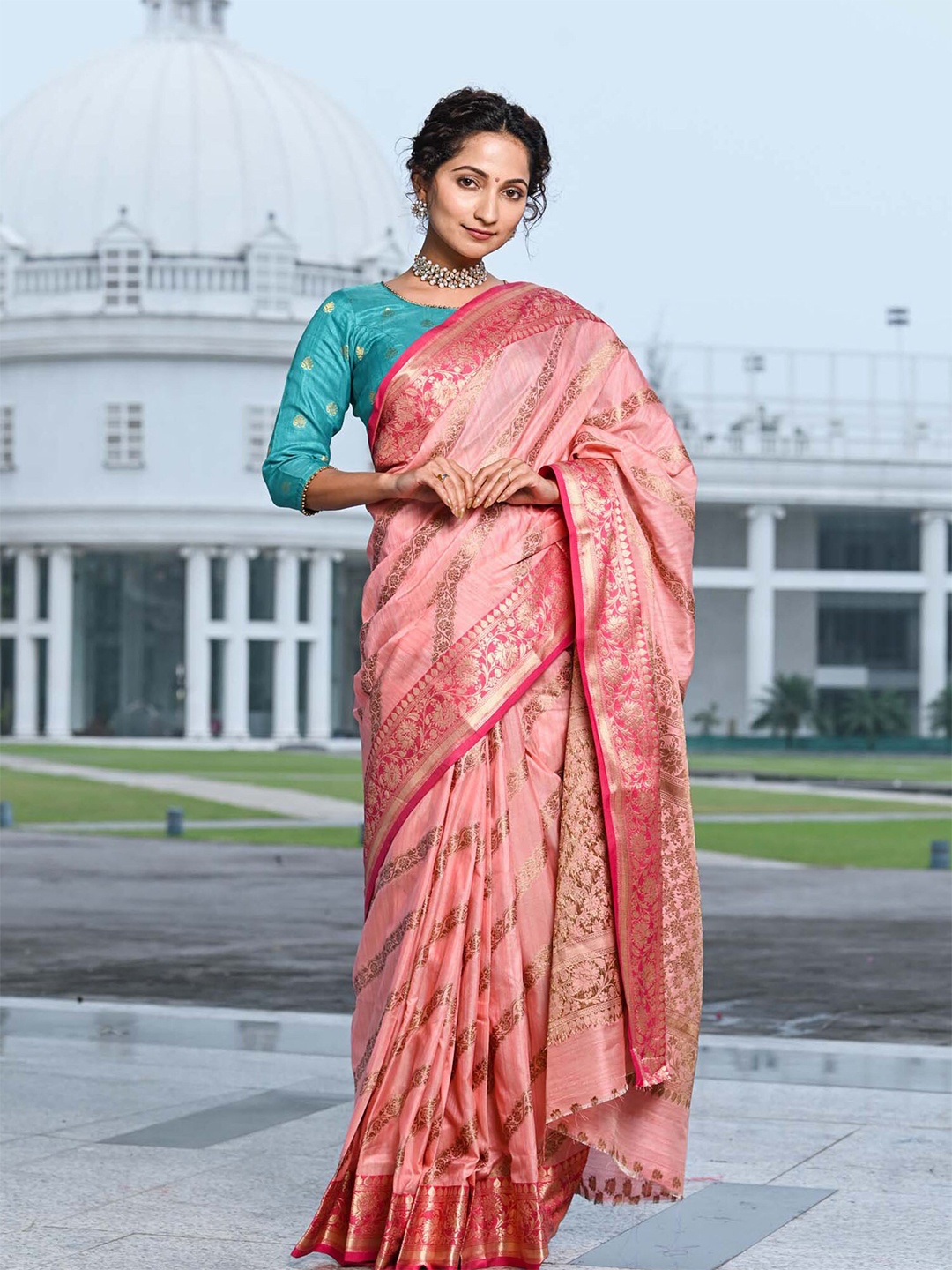 

BEATITUDE Pink & Gold-Toned Woven Design Zari Saree