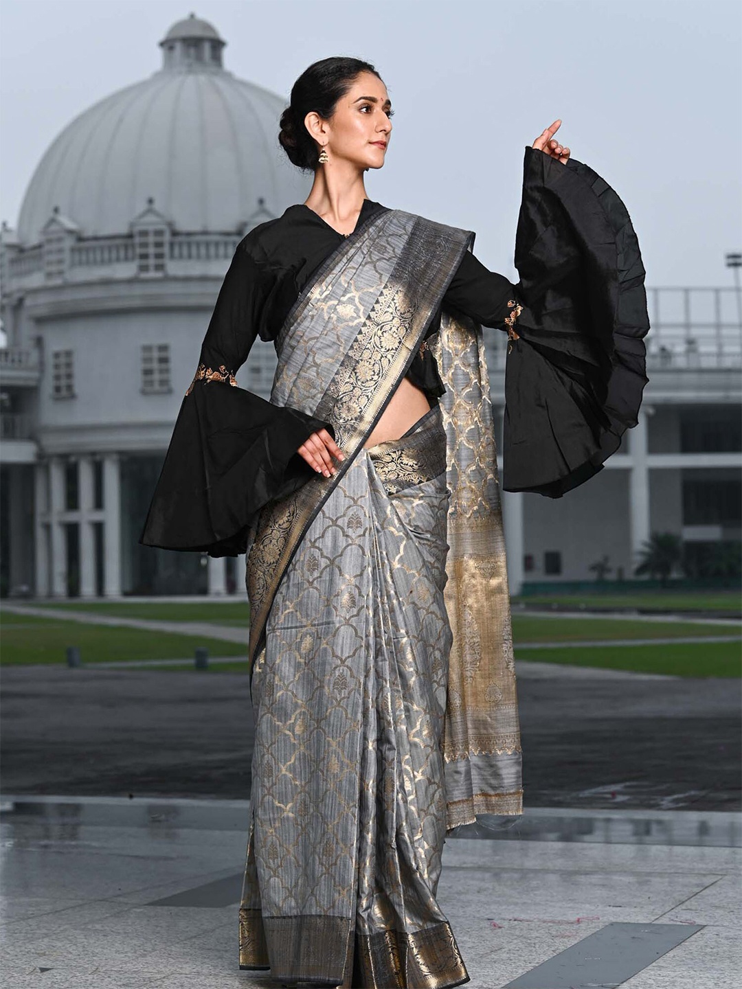 

BEATITUDE Grey & Gold-Toned Woven Design Zari Saree
