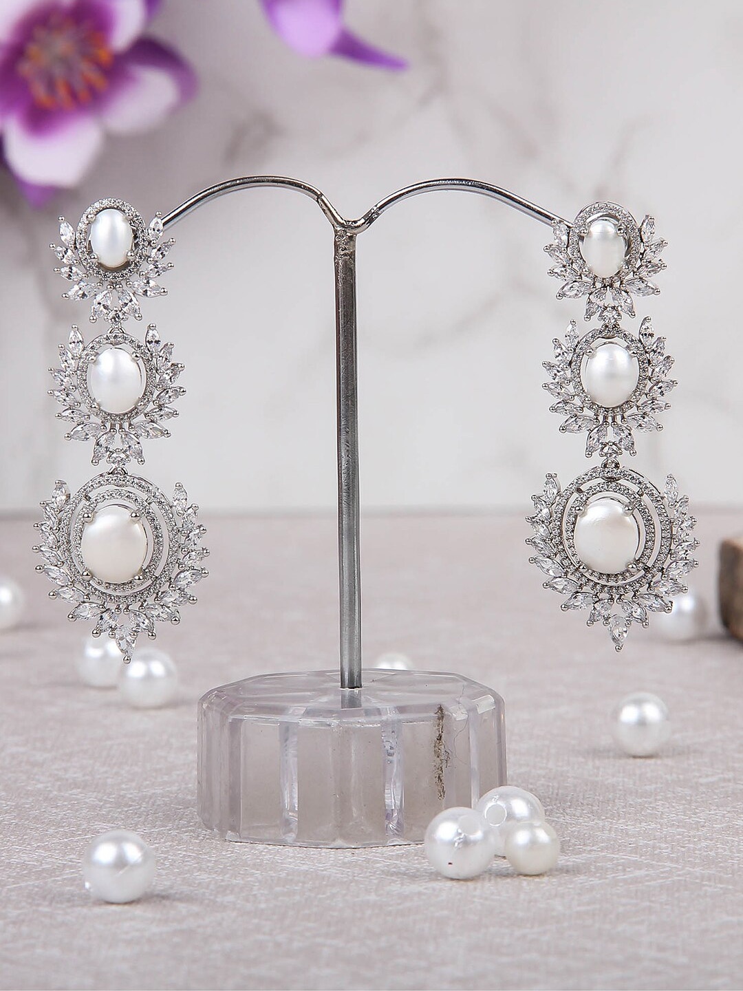 

AURAA TRENDS Women White & Silver-Toned Contemporary Chandbalis Earrings