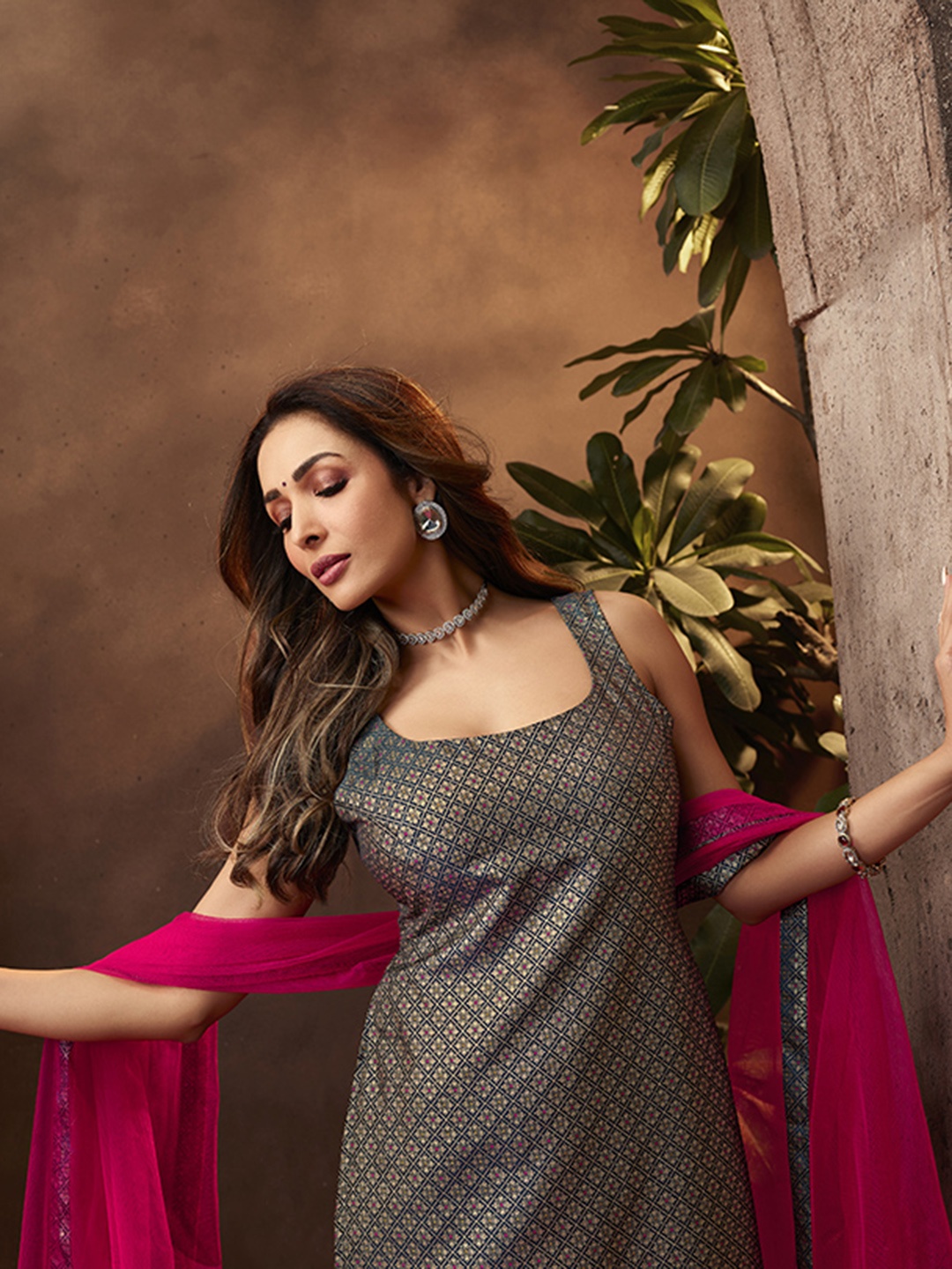 

Inddus Women Woven Design Silk Blend Back Detail Kurta Set, Teal