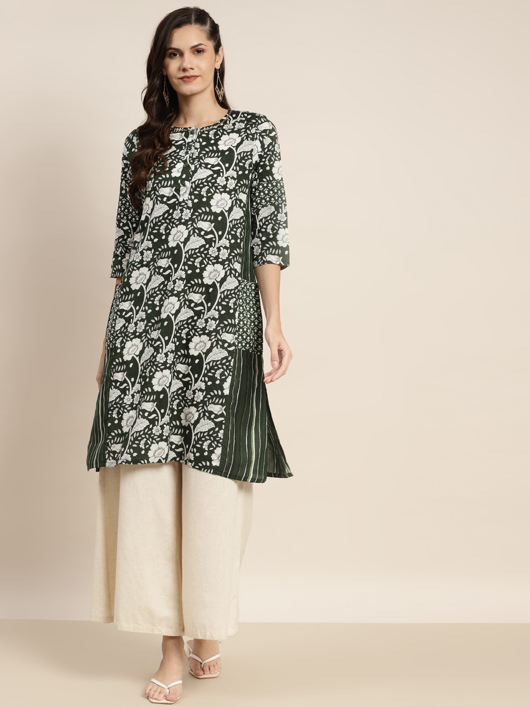 

Rain & Rainbow Women Green & White Floral Printed Pure Cotton Kurta