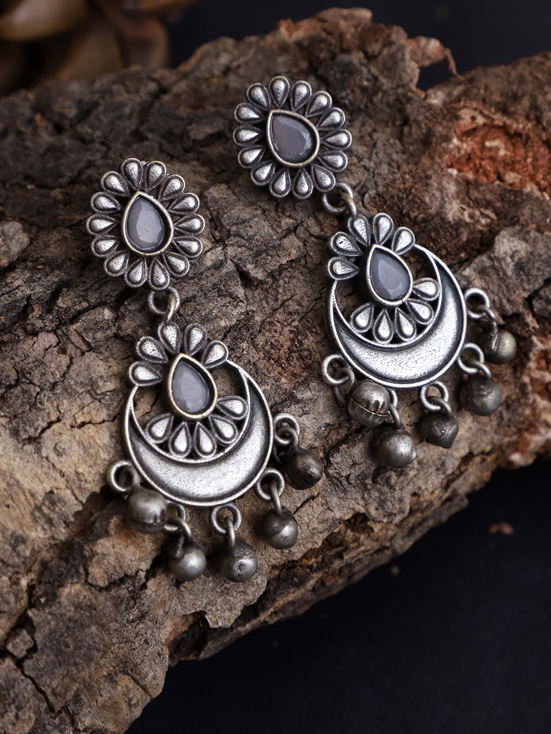 

VENI Silver-Toned & Grey Silver Plated Contemporary Drop Earrings