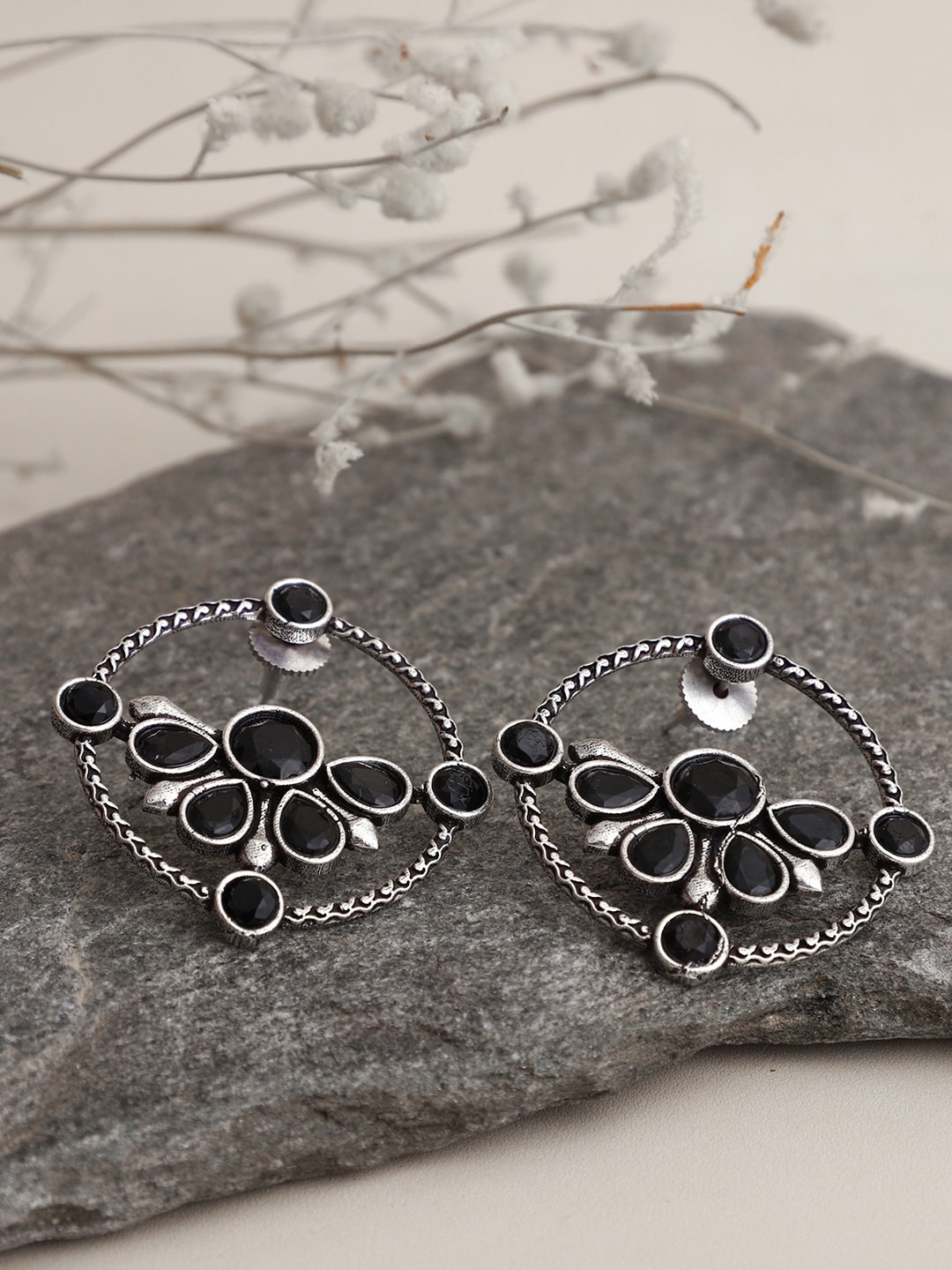 

VENI Black Silver-Plated Contemporary Studs Earrings