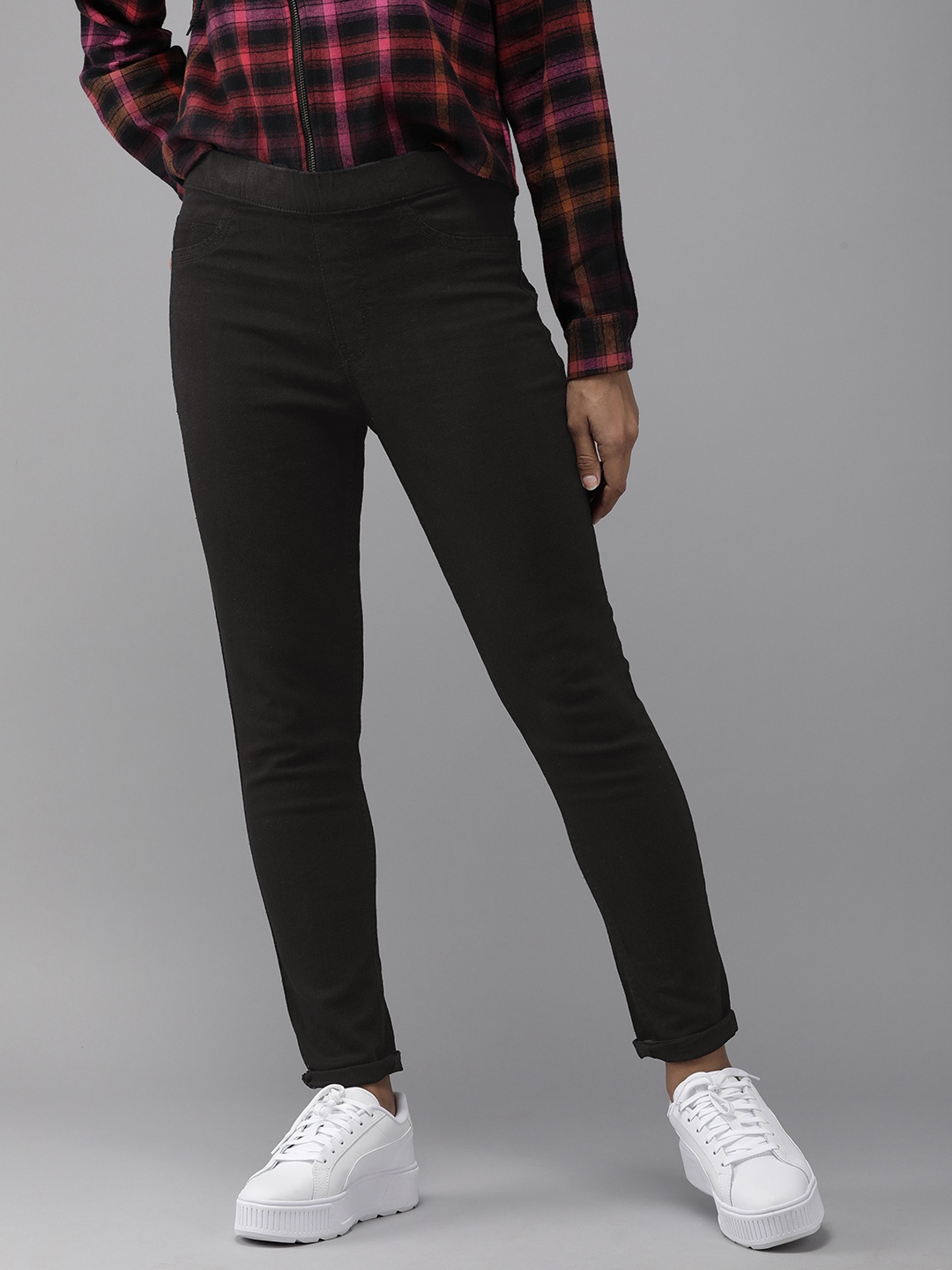 

Roadster Women Black Solid Skinny Fit Jeggings