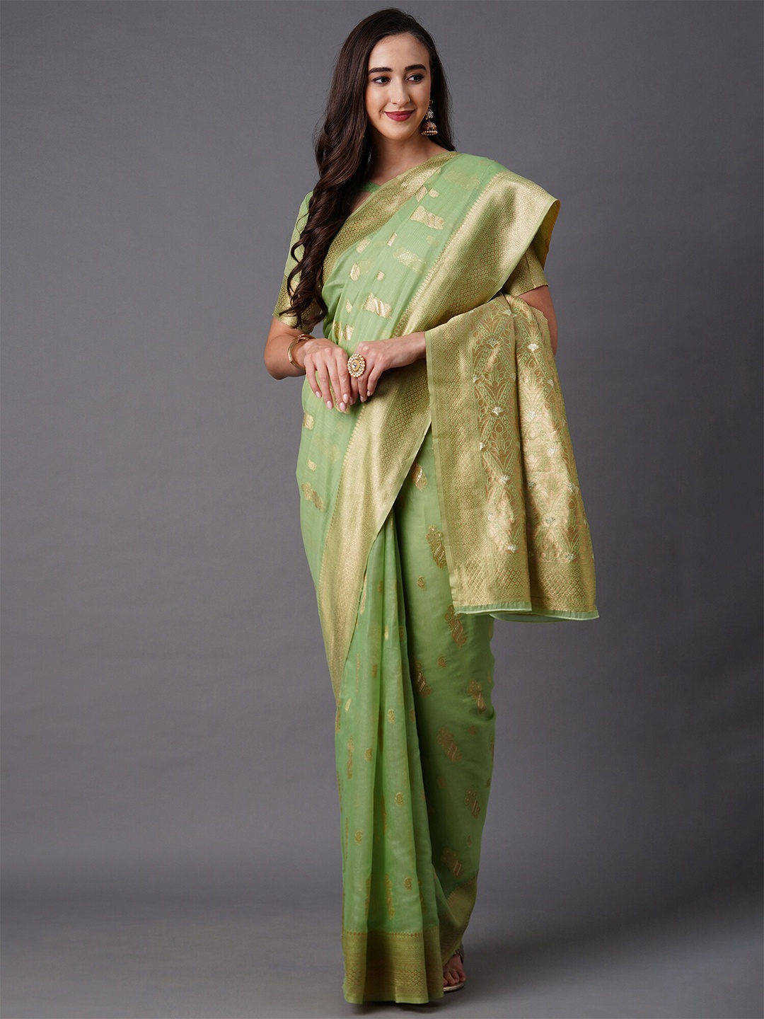 

Mitera Green & Gold-Toned Ethnic Motifs Zari Silk Blend Banarasi Saree