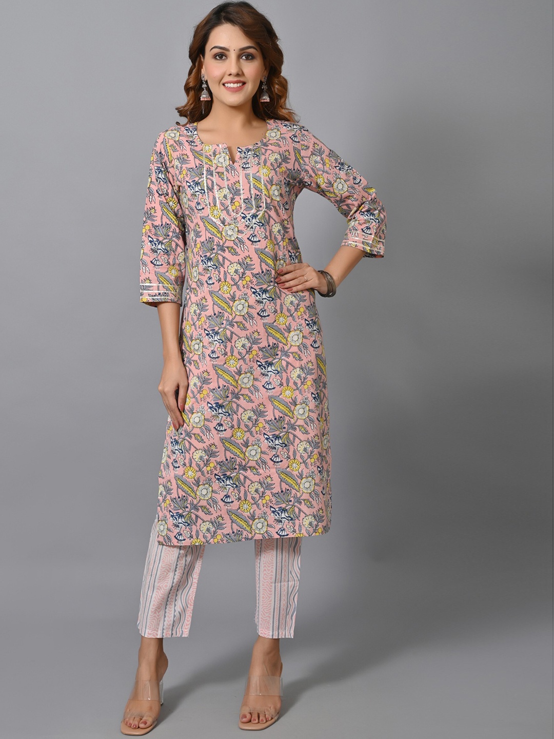 

VASTRAMANIAA Women Peach-Coloured Floral Printed Gotta Patti Pure Cotton Kurta with Trousers
