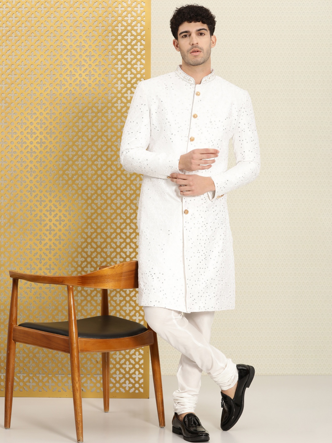 

House of Pataudi Men Thread Work Embellished Sequined Jashn Sherwani Set, White