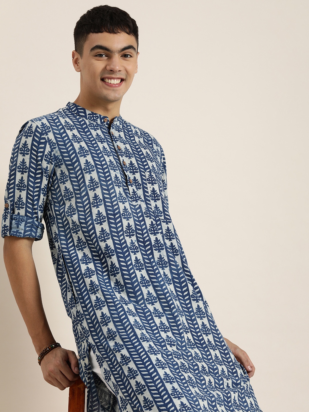 

Taavi Men Blue & White Ethnic Motifs Printed Indigo Kurta