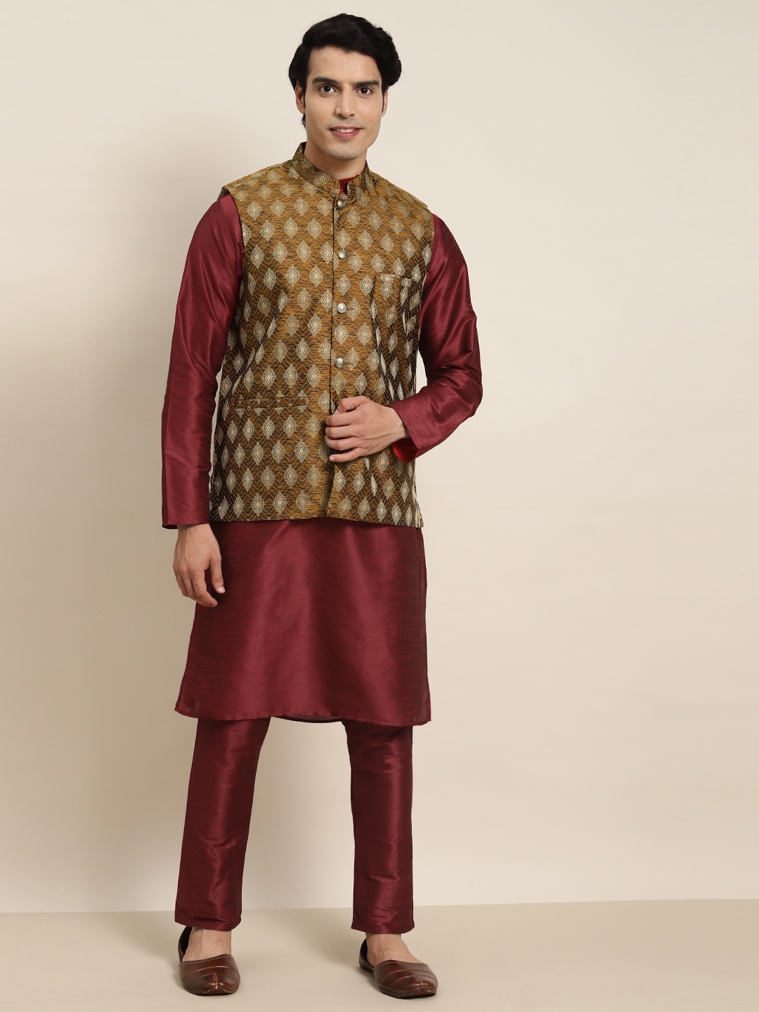 

SOJANYA Men Maroon Kurta with Pyjamas & Nehru Jacket
