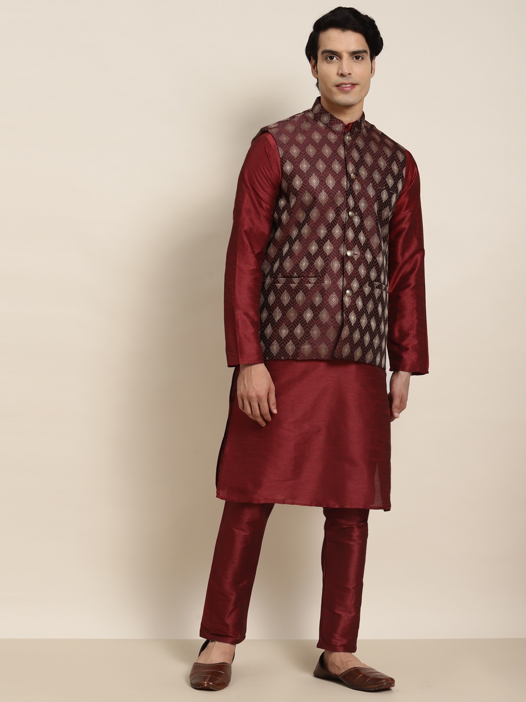 

SOJANYA Men Maroon Kurta with Pyjamas & Nehru Jacket