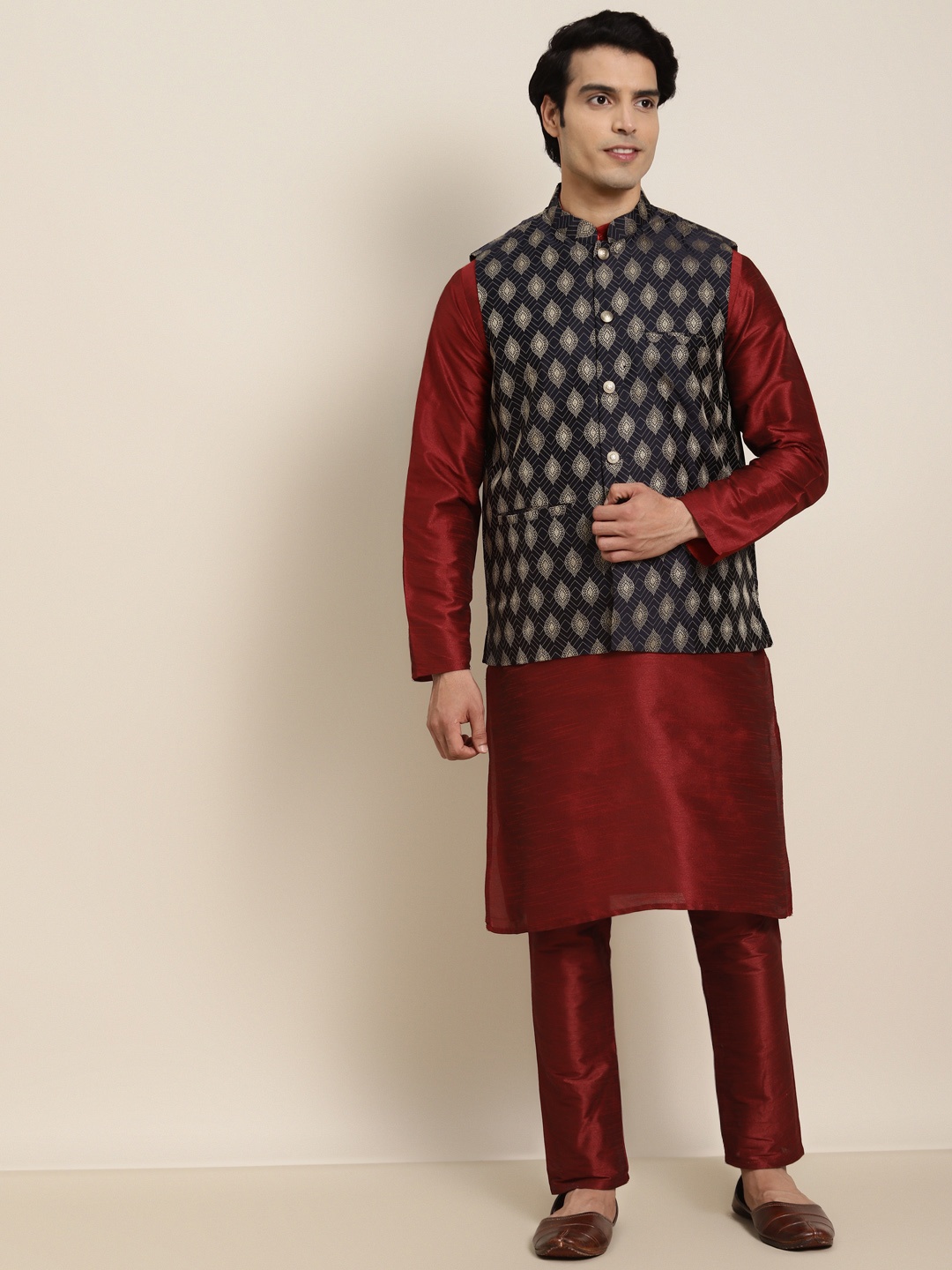 

SOJANYA Men Maroon Kurta with Pyjamas & Nehru Jacket