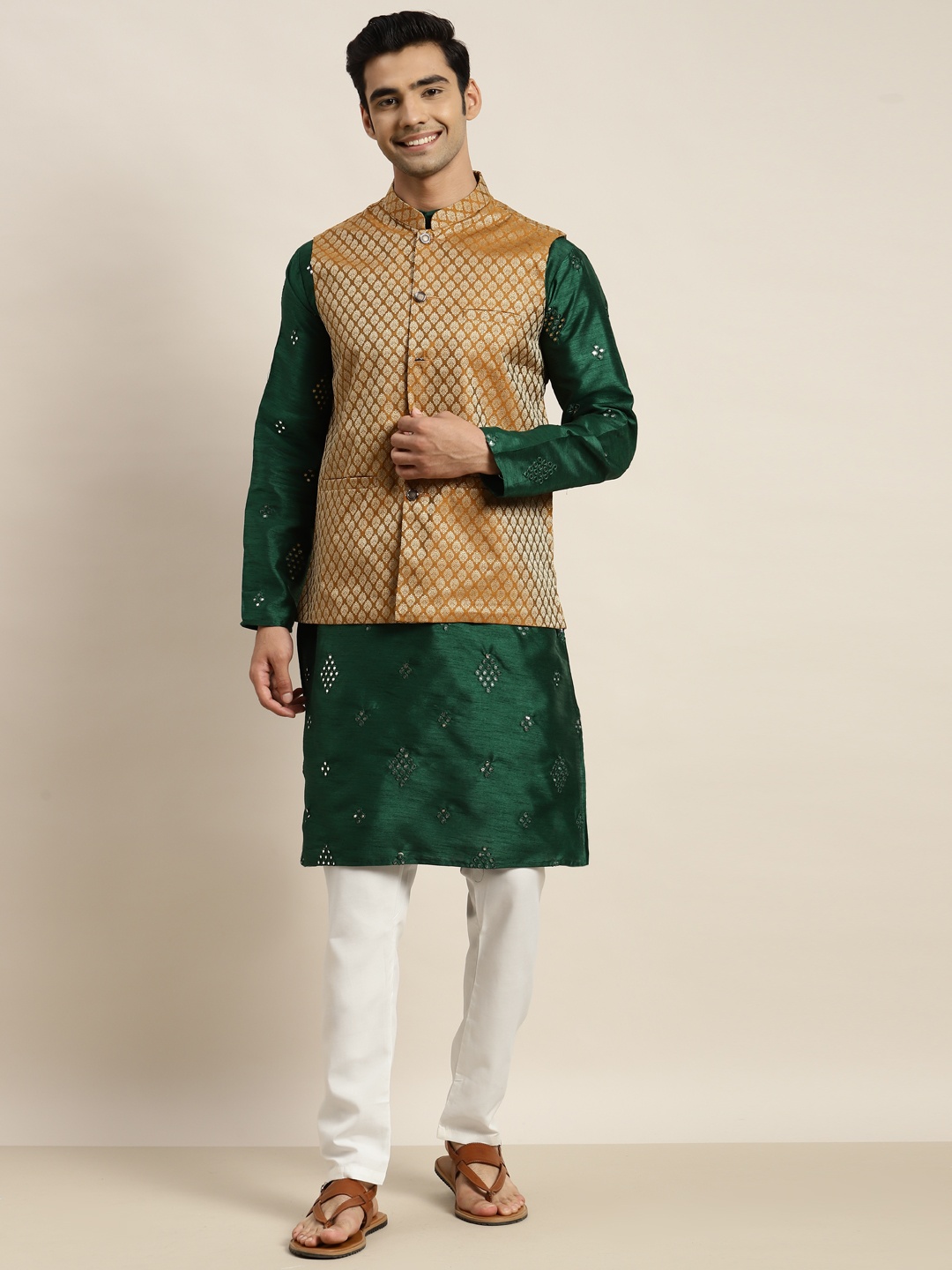 

SOJANYA Men Green Embroidered Mirror Work Kurta with Pyjamas With Nehru Jacket