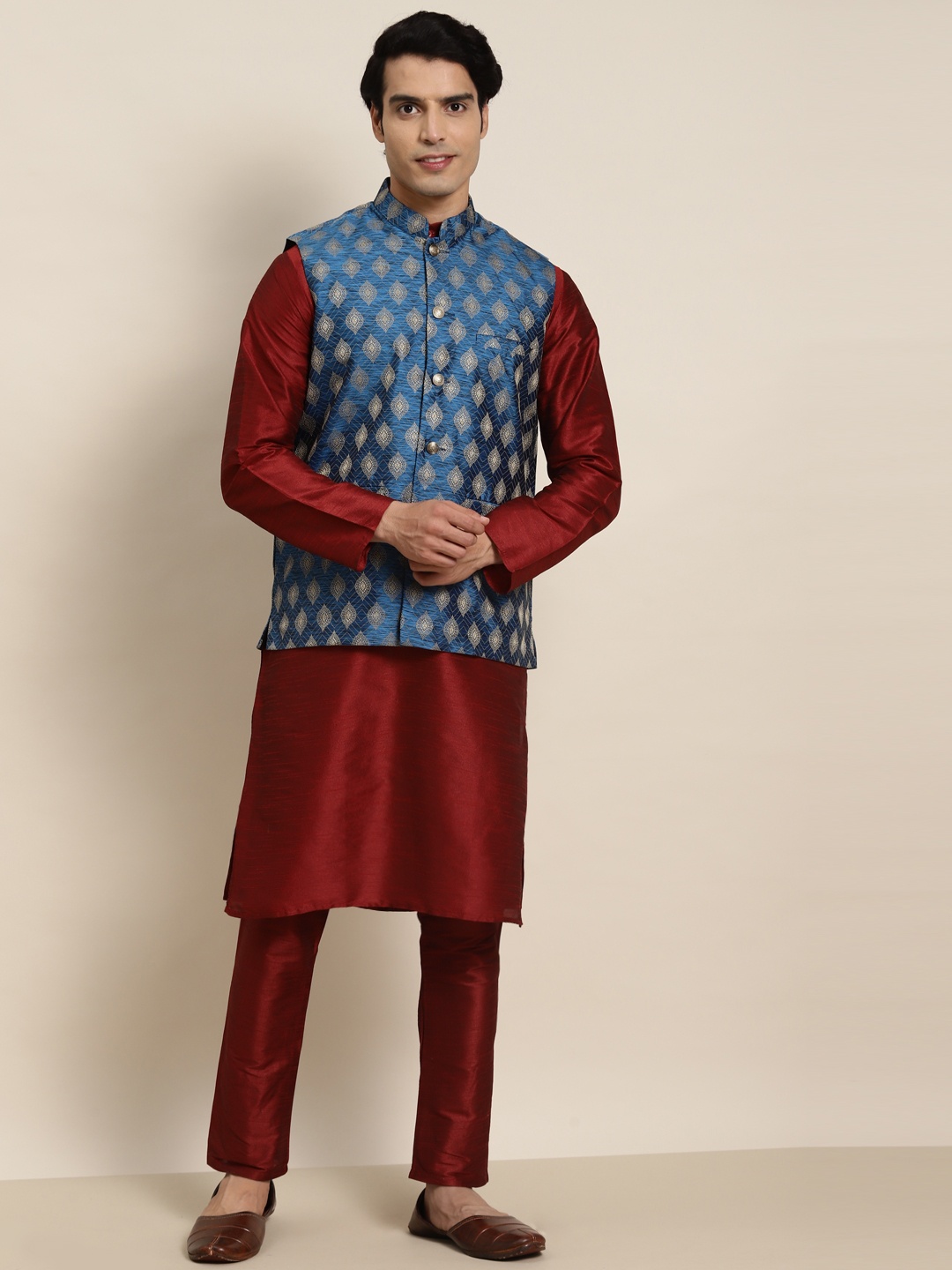 

SOJANYA Men Maroon Kurta with Pyjamas & Nehru Jacket