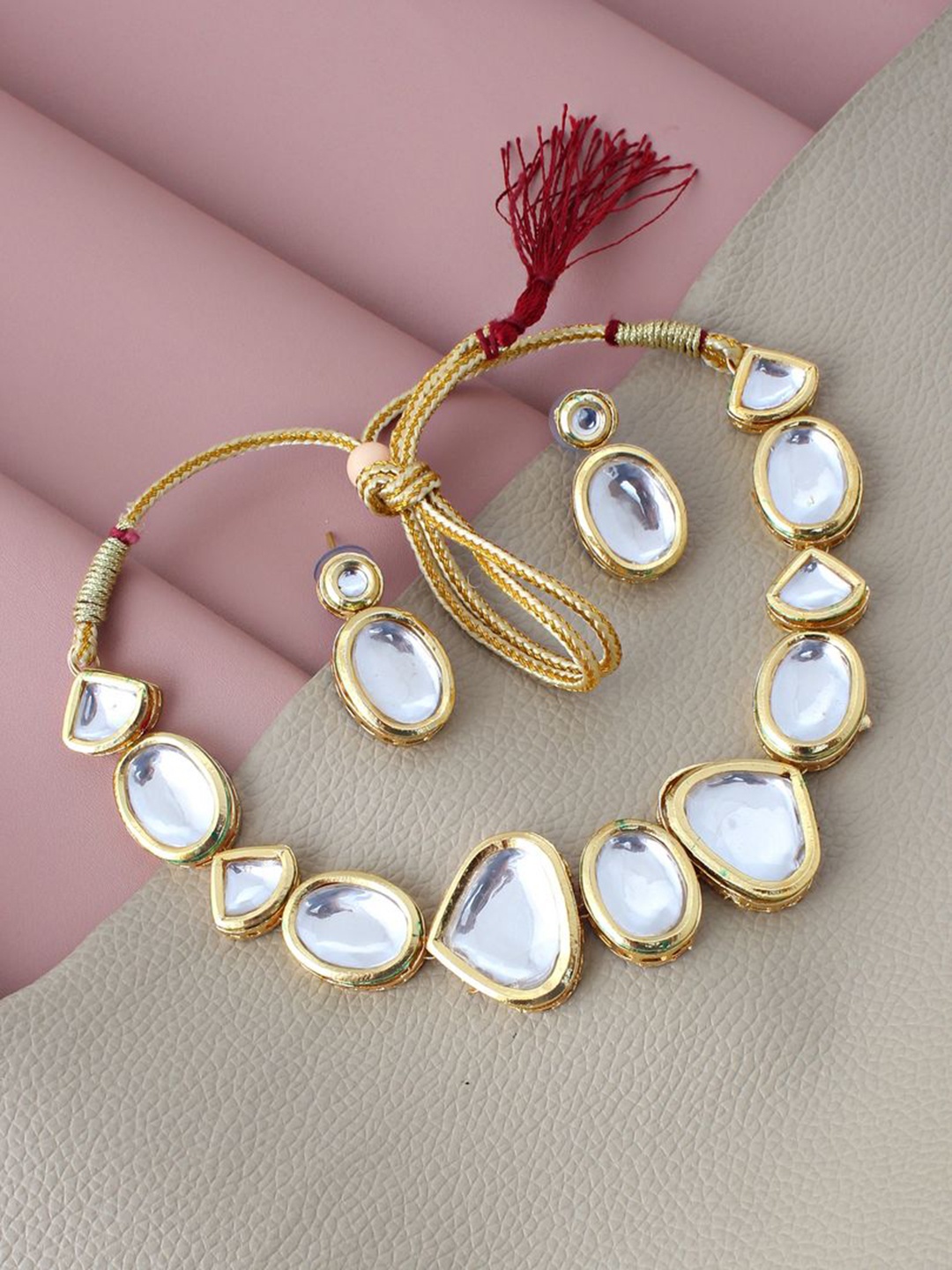 

LUCKY JEWELLERY 18k Gold Plated White Kundan-Studded & Beaded Jewellery Set