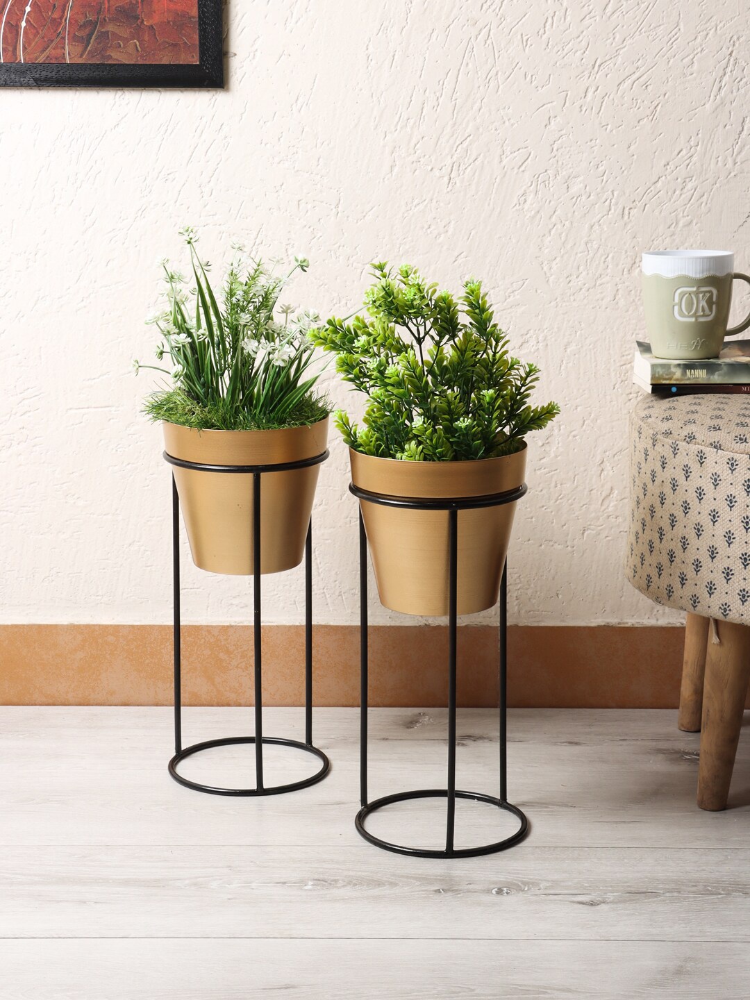 

Amaya Decors Pack Of 2 Gold-Toned & Black Solid Planters With Stand