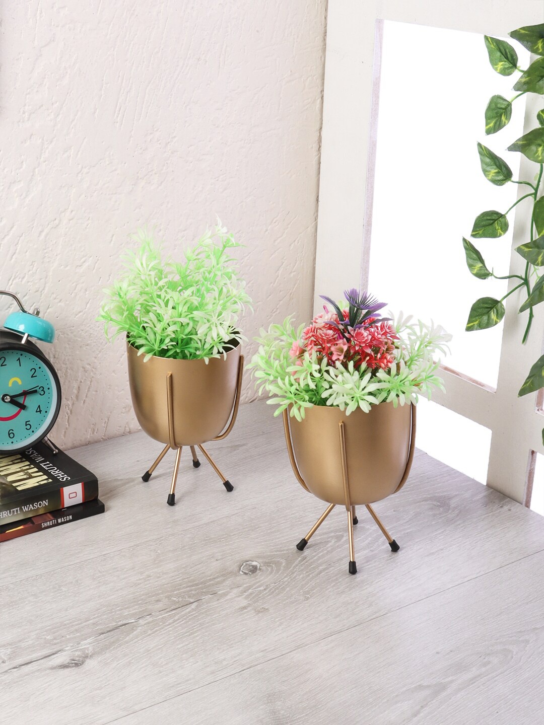 

Amaya Decors Pack Of 2 Gold-Toned Solid Planters With Stand