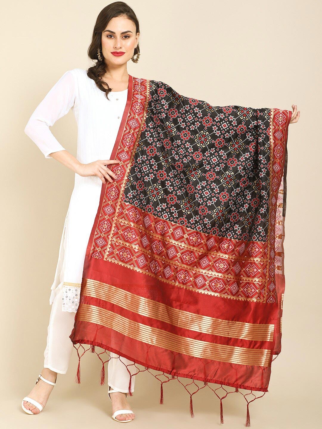 

Miaz Lifestyle Red & Black Printed Art Silk Bandhani Dupatta with Phulkari