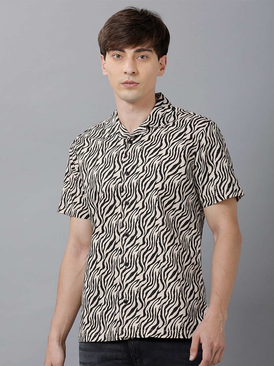 

IMYOUNG Men Black Smart Printed Casual Shirt