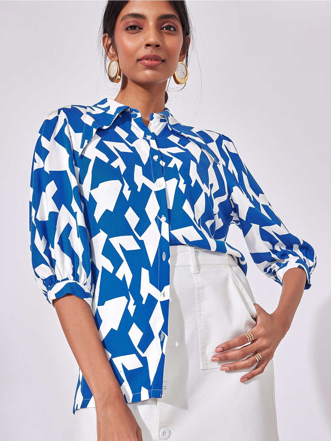 

The Label Life Women White & Blue Mosaic Print Puff Sleeve Shirt