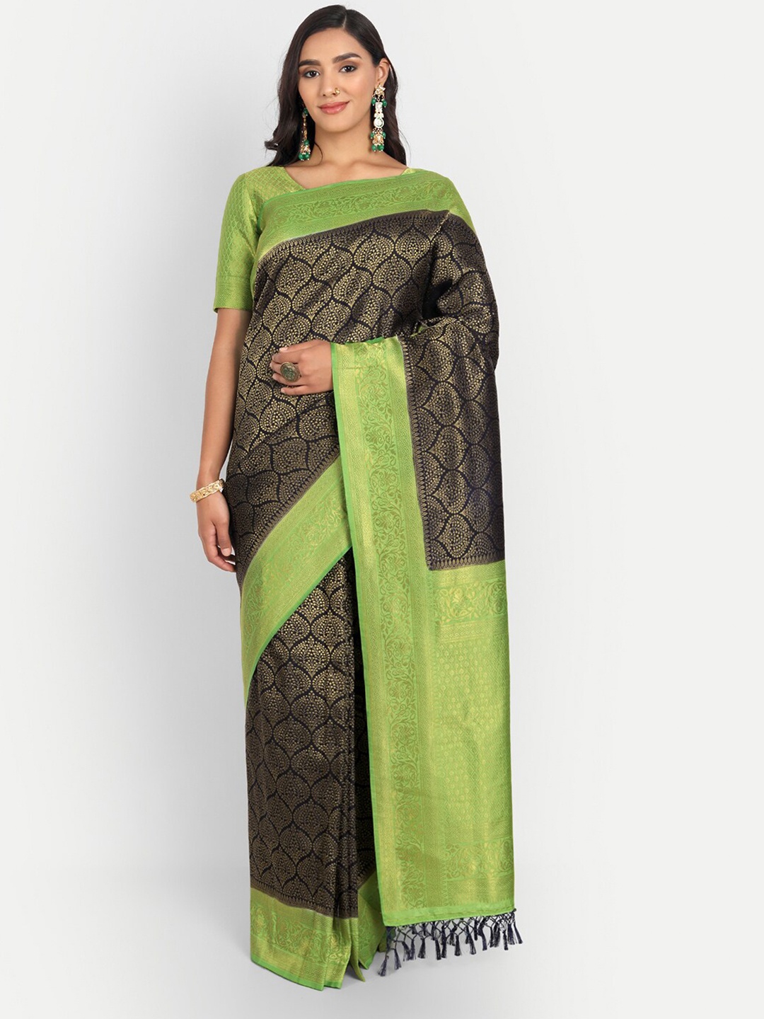 

Vardha Navy Blue & Green Ethnic Motifs Zari Silk Blend Kanjeevaram Saree