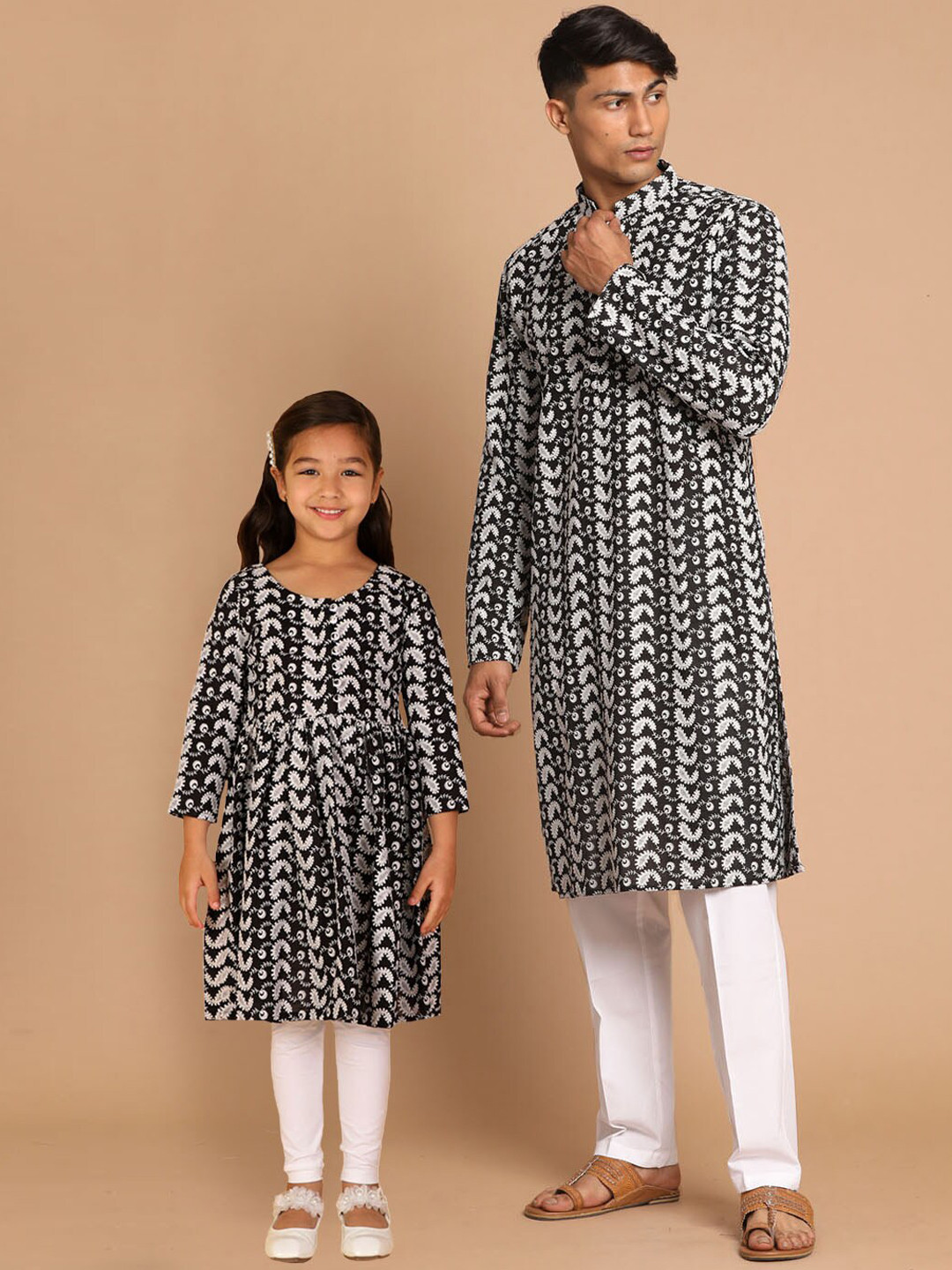 

VASTRAMAY Men Black Ethnic Motifs Embroidered Chikankari Pure Cotton Kurta with Pyjamas