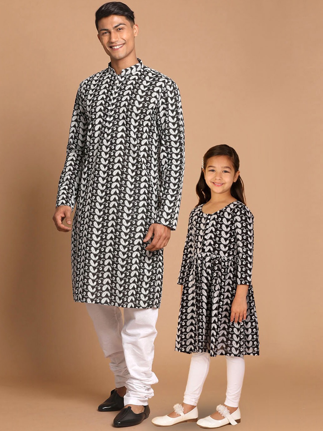 

VASTRAMAY Men Black Ethnic Motifs Embroidered Angrakha Chikankari Pure Cotton Kurta with Pyjamas