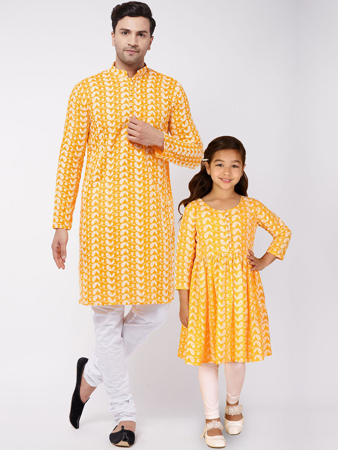 

VASTRAMAY Men Orange Paisley Embroidered Chikankari Pure Cotton Kurta with Pyjamas