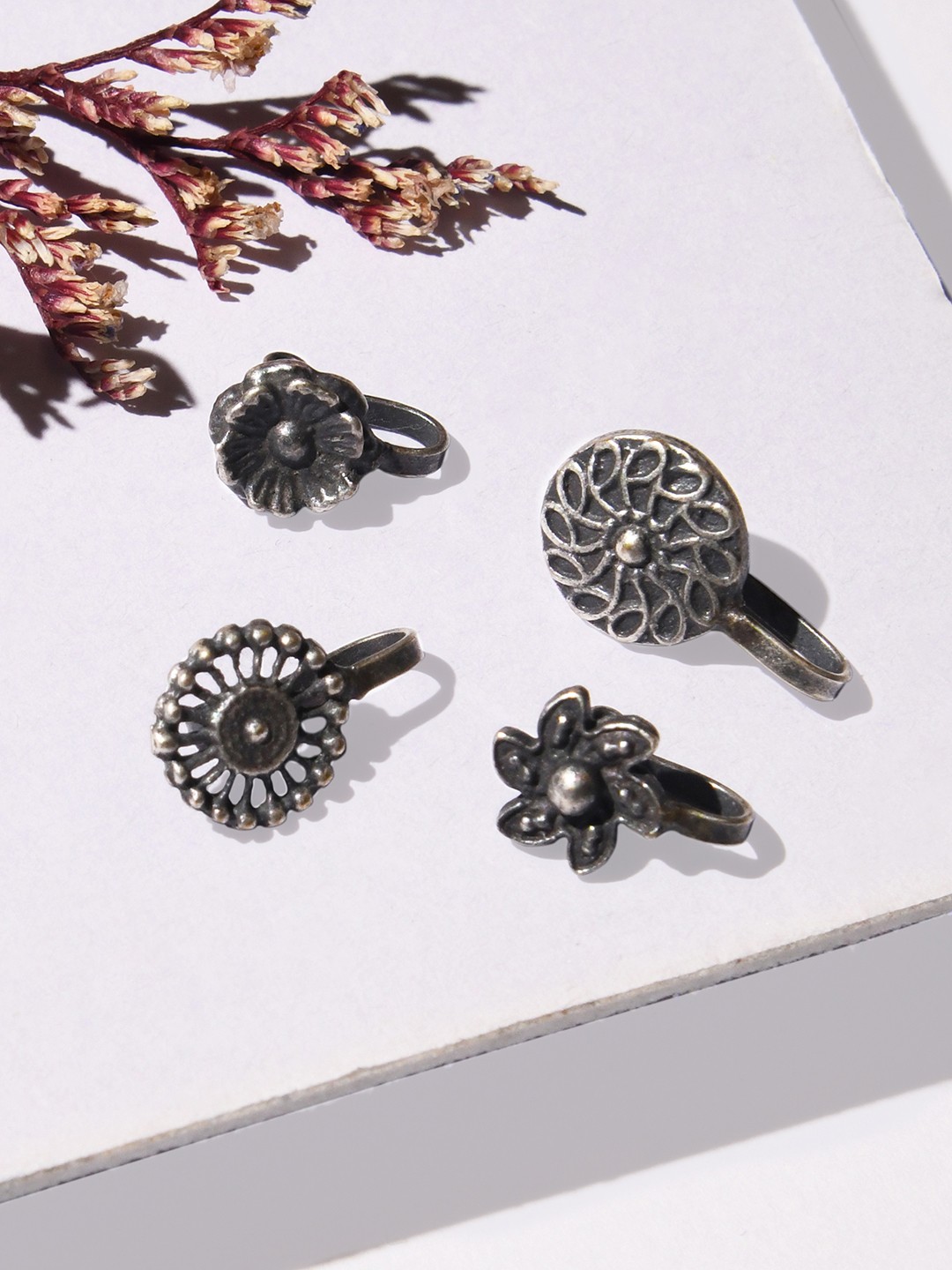 

Fida Pack 0f 4 Silver-Plated Oxidised Ring Nose Pin