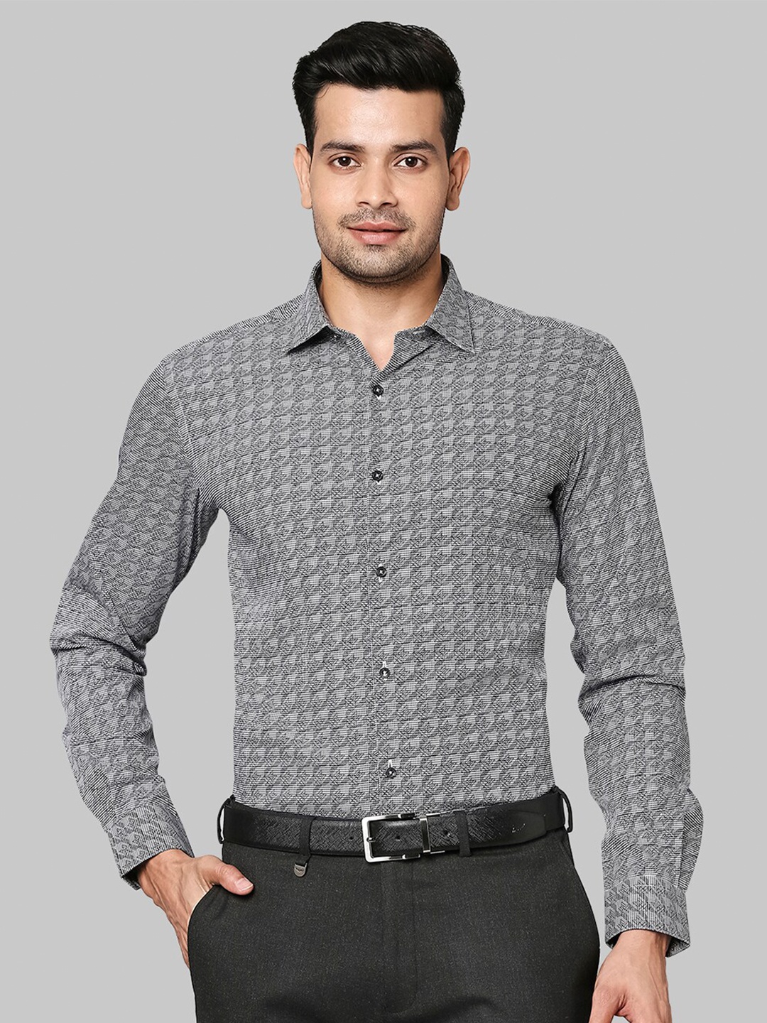 

Park Avenue Men Grey Slim Fit Checked Cotton Formal Shirt
