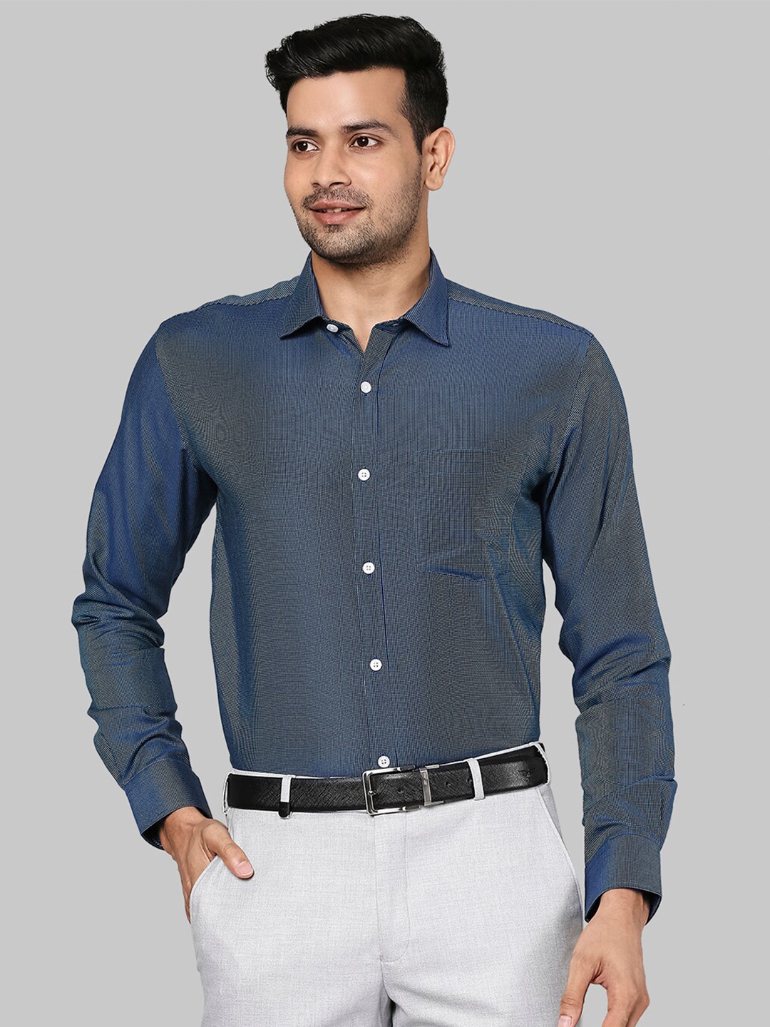 

Park Avenue Men Blue Solid Casual Cotton Shirt