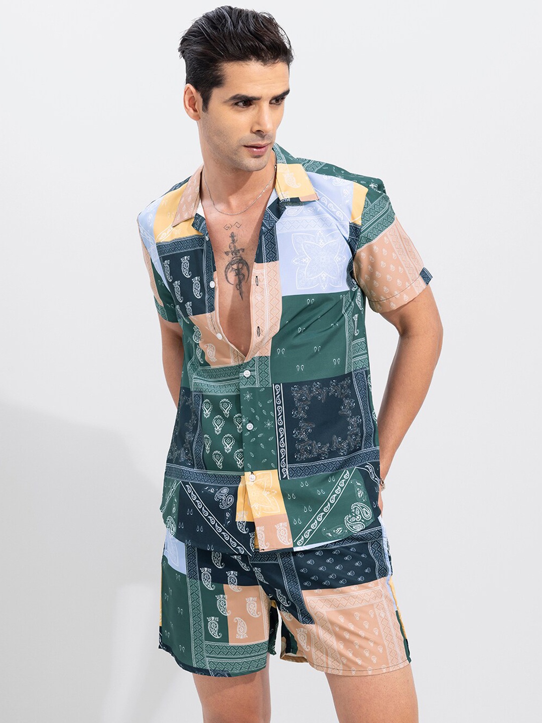 

Snitch Men Green Printed Co-Ords