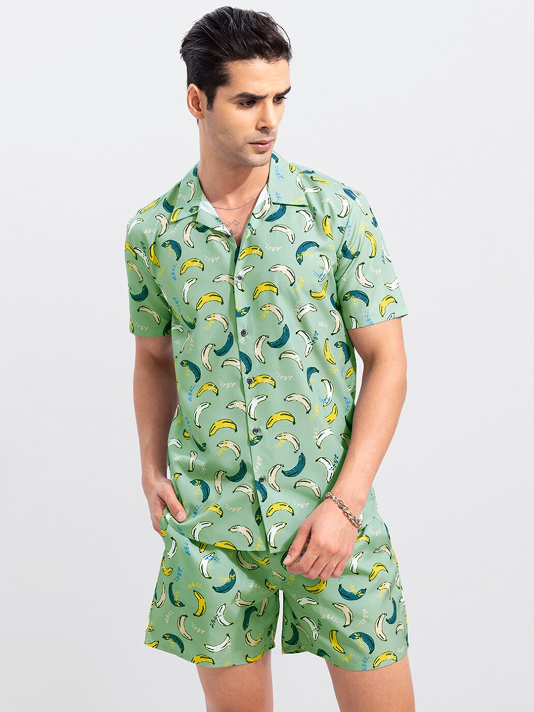 

Snitch Men Green Banana Printed Co-Ords