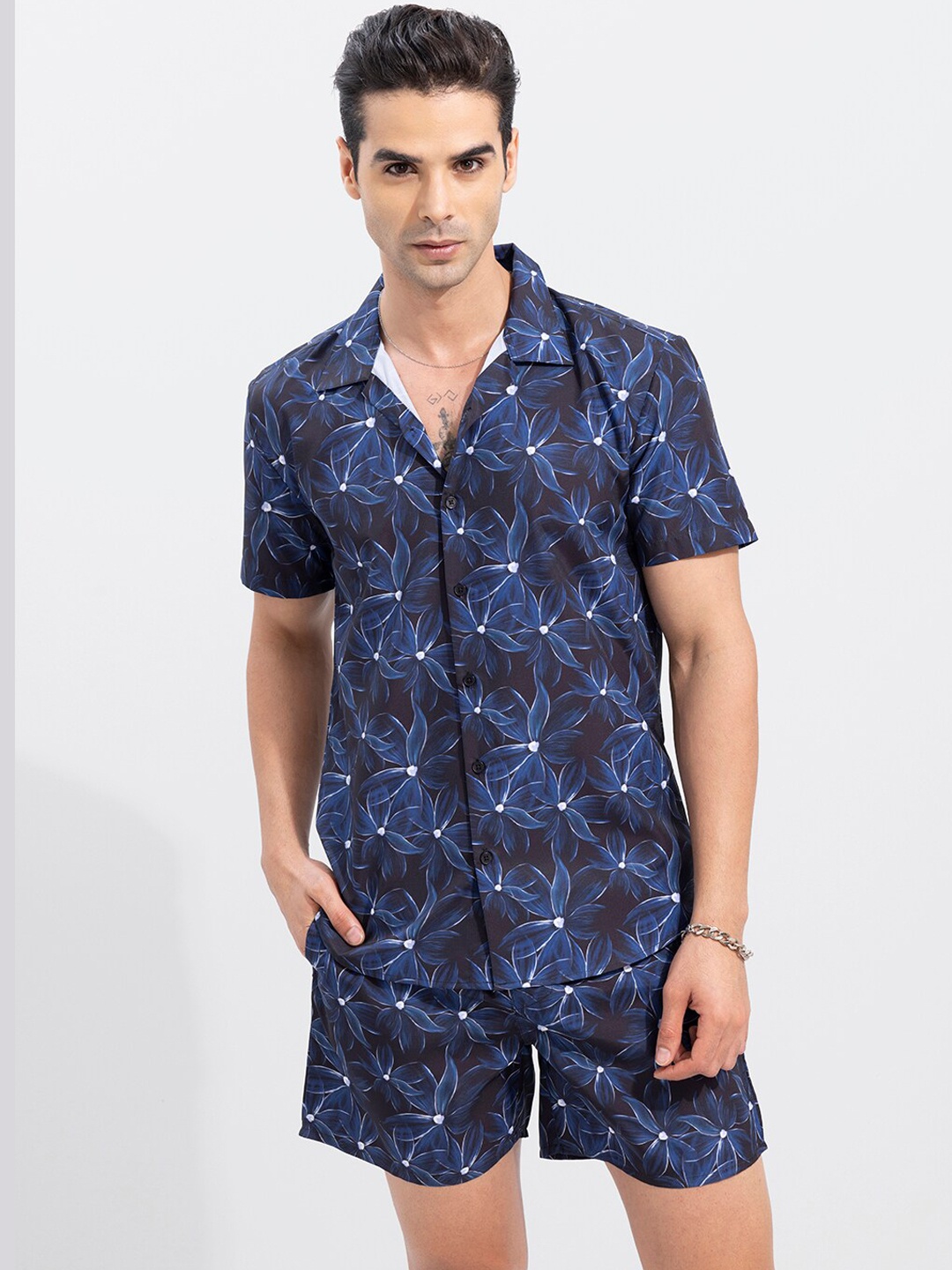 

Snitch Men Black & Blue Floral Printed Co-Ords