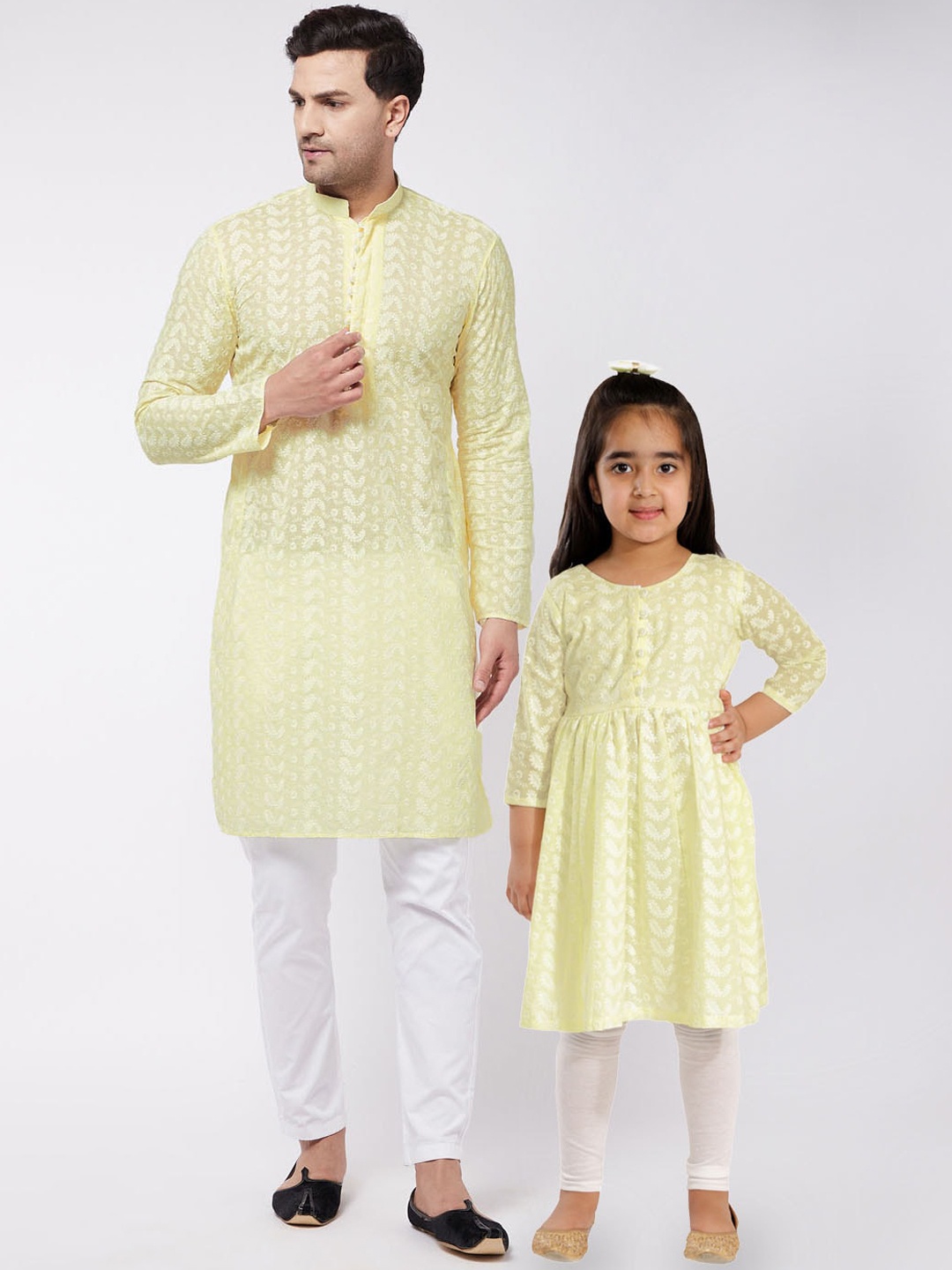 

VASTRAMAY Girls Yellow Paisley Embroidered Chikankari Pure Cotton Kurta With Leggings