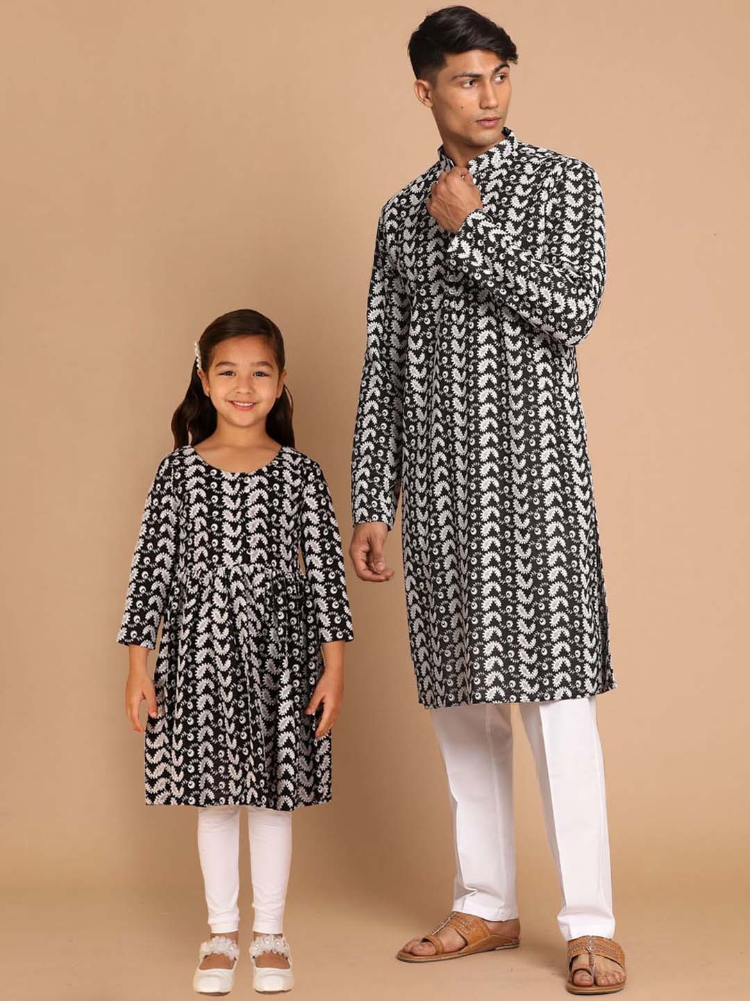 

VASTRAMAY Girls Black Ethnic Motifs Embroidered Empire Pure Cotton Kurta Set