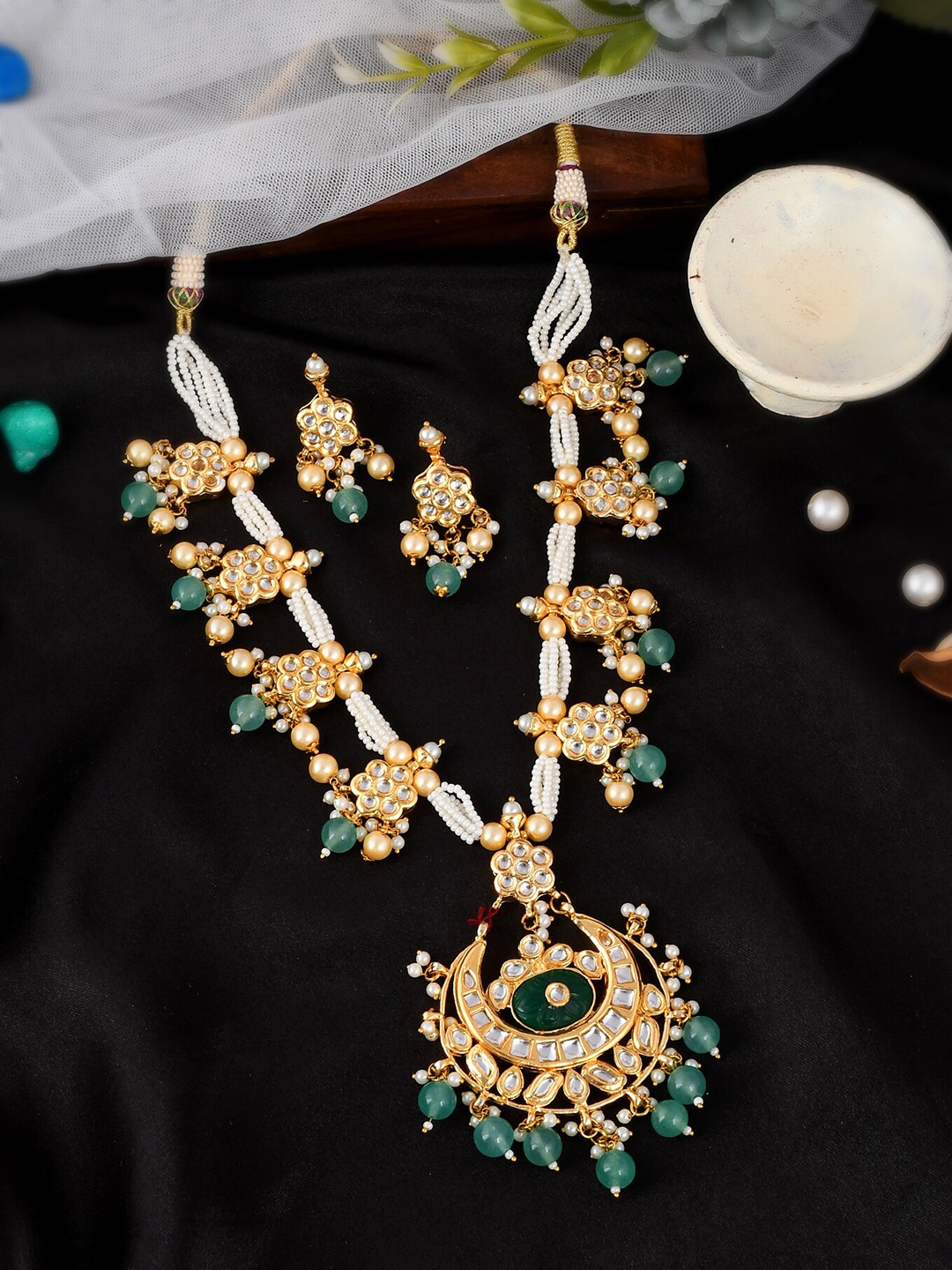 

DASTOOR Gold-Plated White & Green Kundan Studded & Beaded Jewellery Set